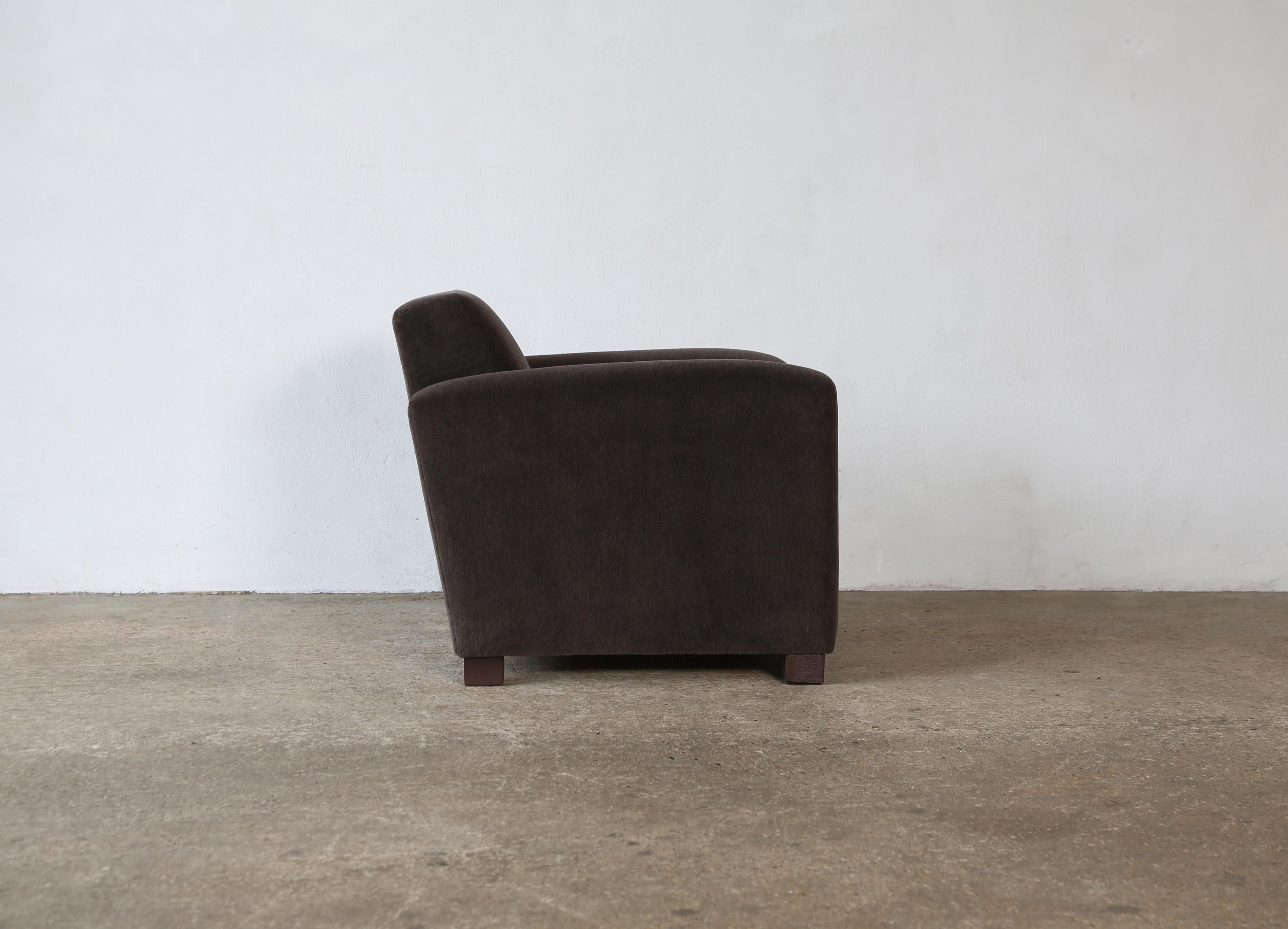 Un par de sillones Club, tapizados en alpaca pura en venta 7