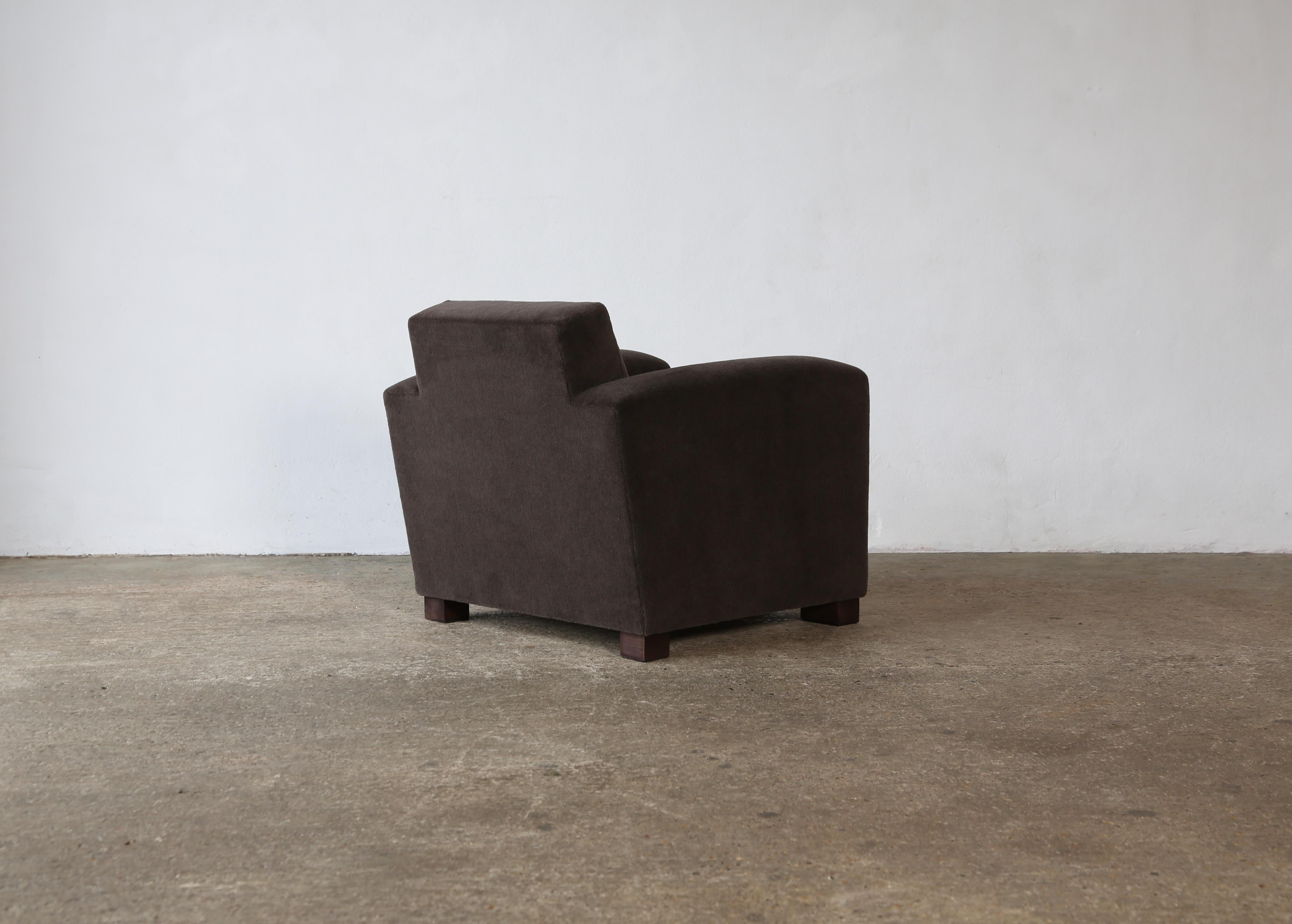 Un par de sillones Club, tapizados en alpaca pura en venta 8