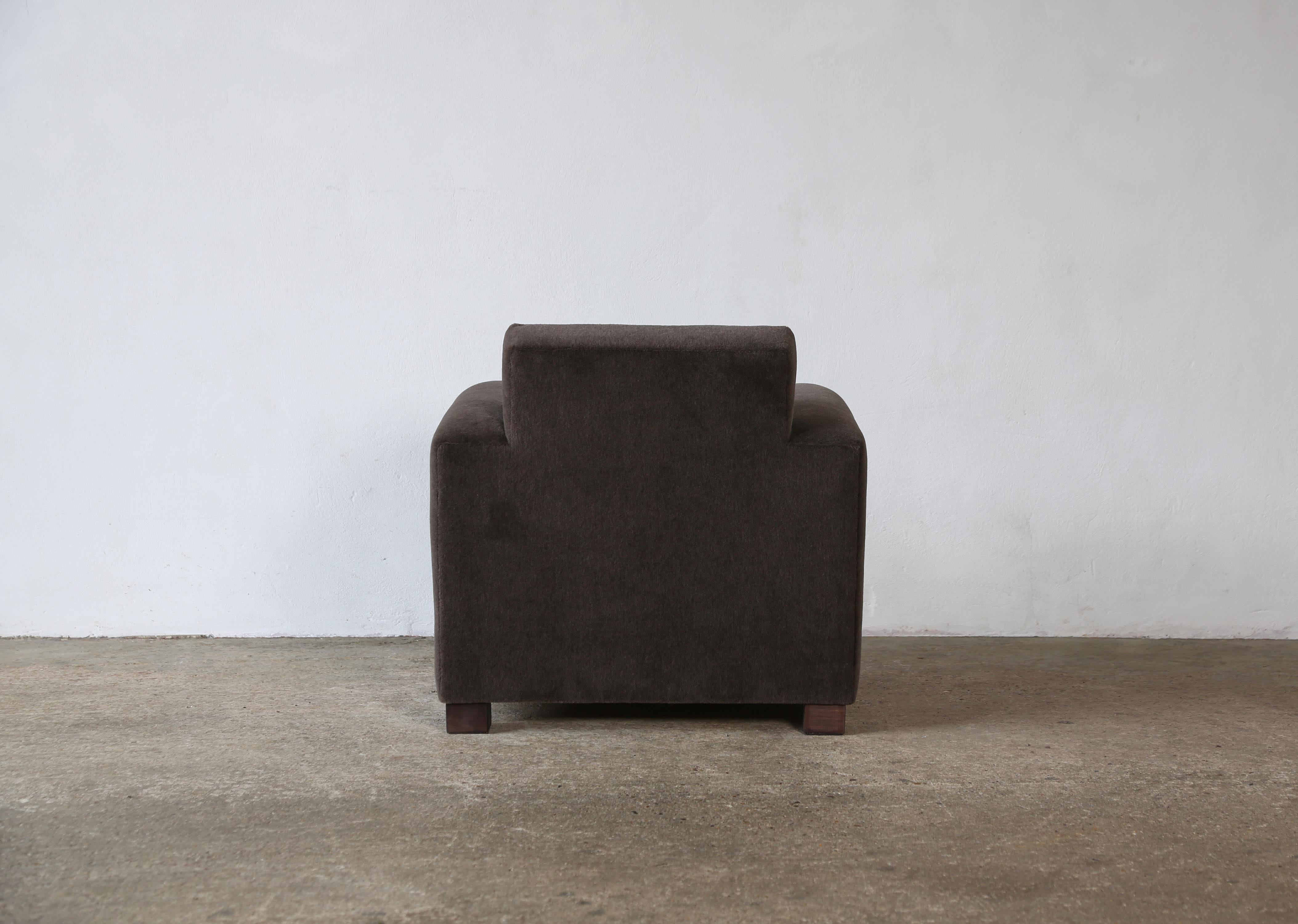 Un par de sillones Club, tapizados en alpaca pura en venta 9