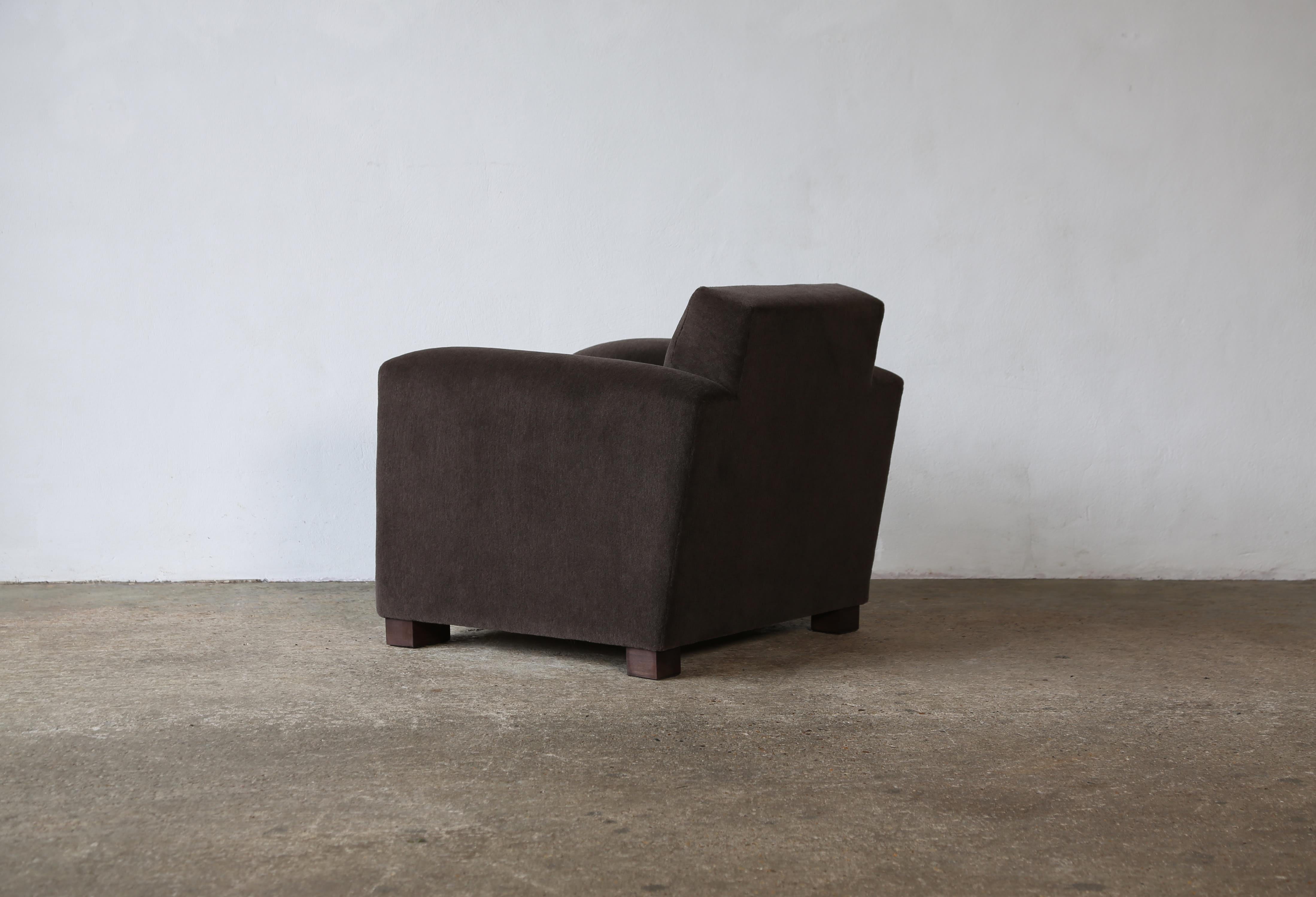 Un par de sillones Club, tapizados en alpaca pura en venta 10