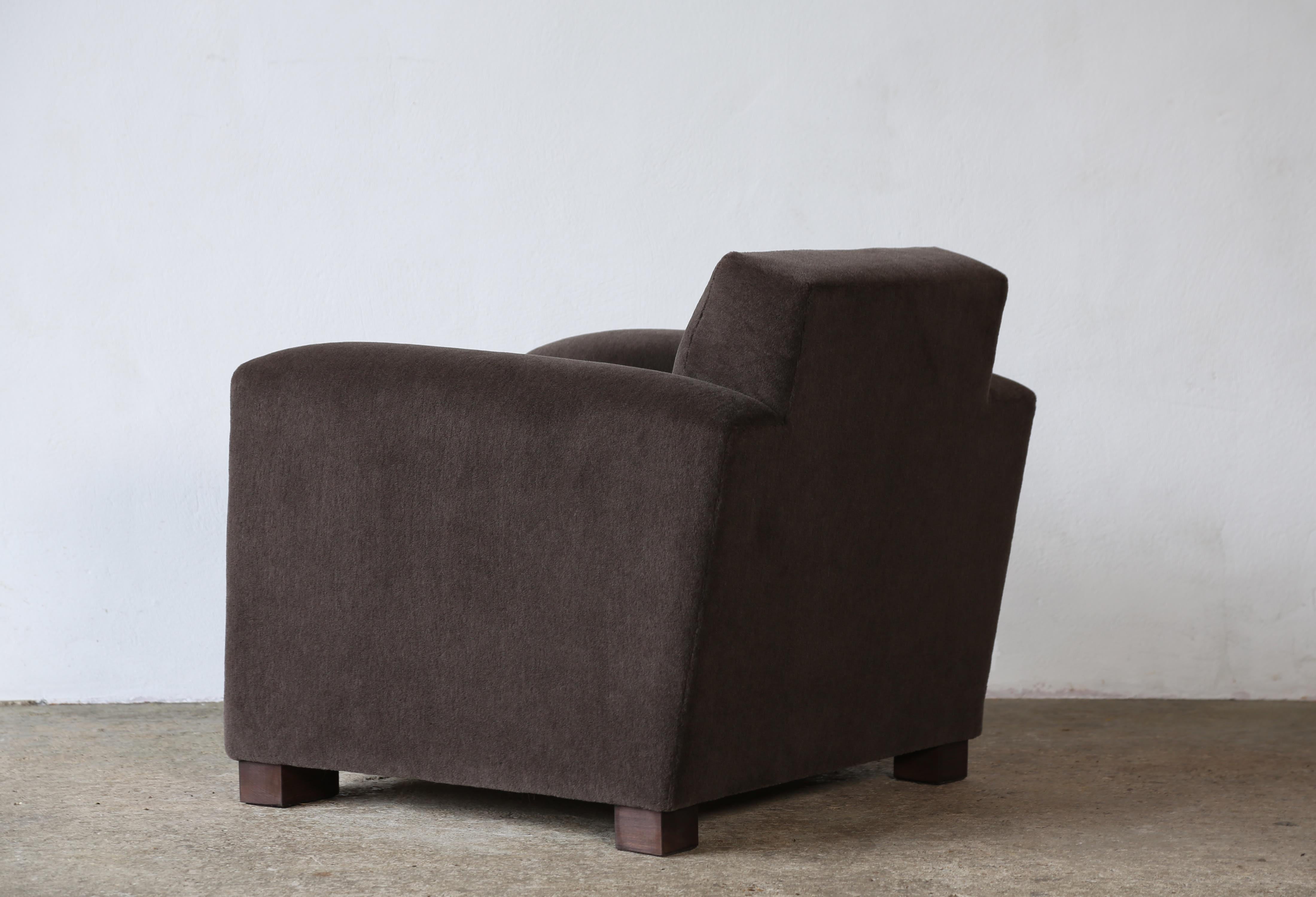 Un par de sillones Club, tapizados en alpaca pura en venta 11