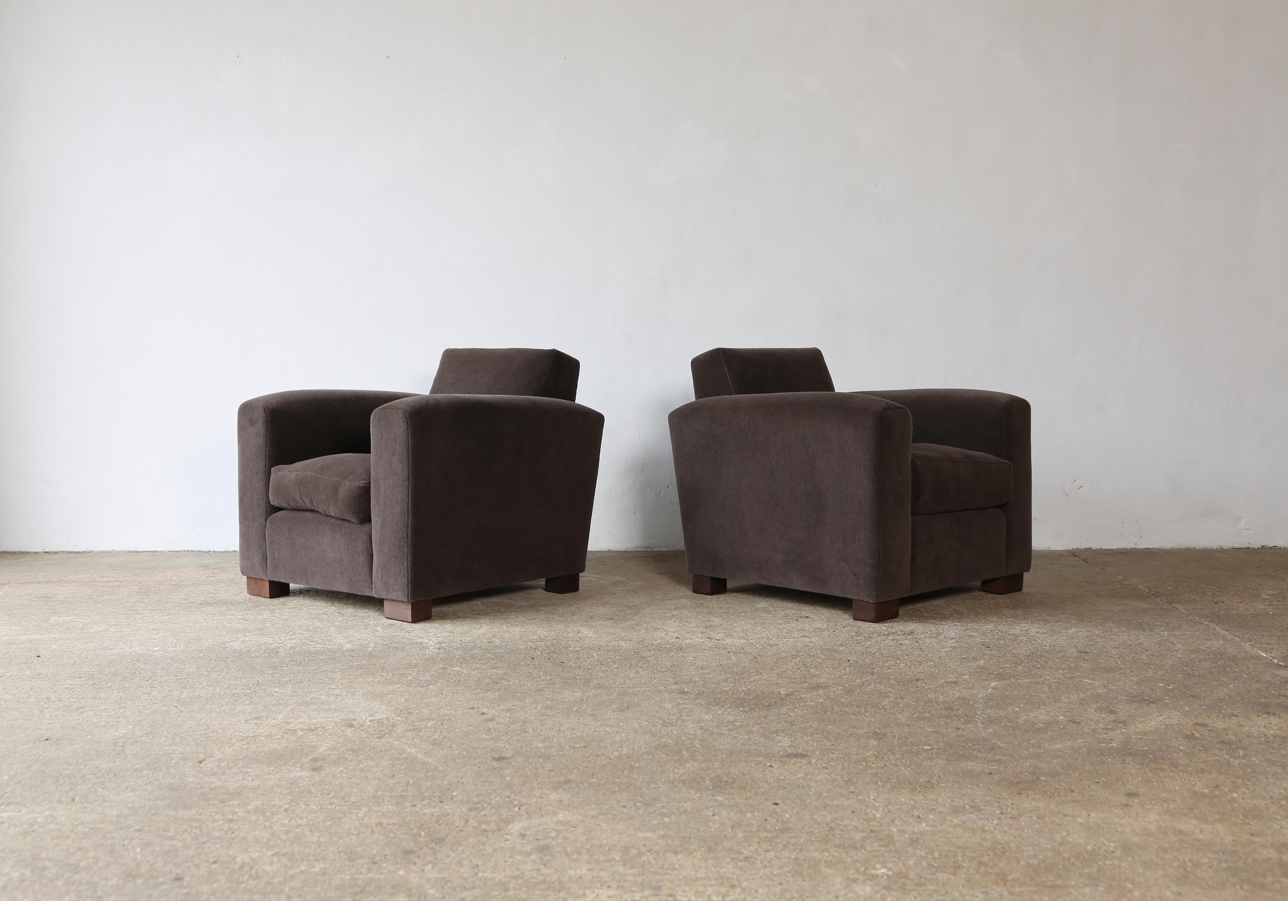 Magnífica pareja de modernos sillones club de estilo Adnet.  Armazones de haya de alta calidad hechos a mano, asientos de muelles y cojín de plumas.  Recién tapizada con un tejido de lana de alpaca pura, suave y de primera calidad, de color marfil.