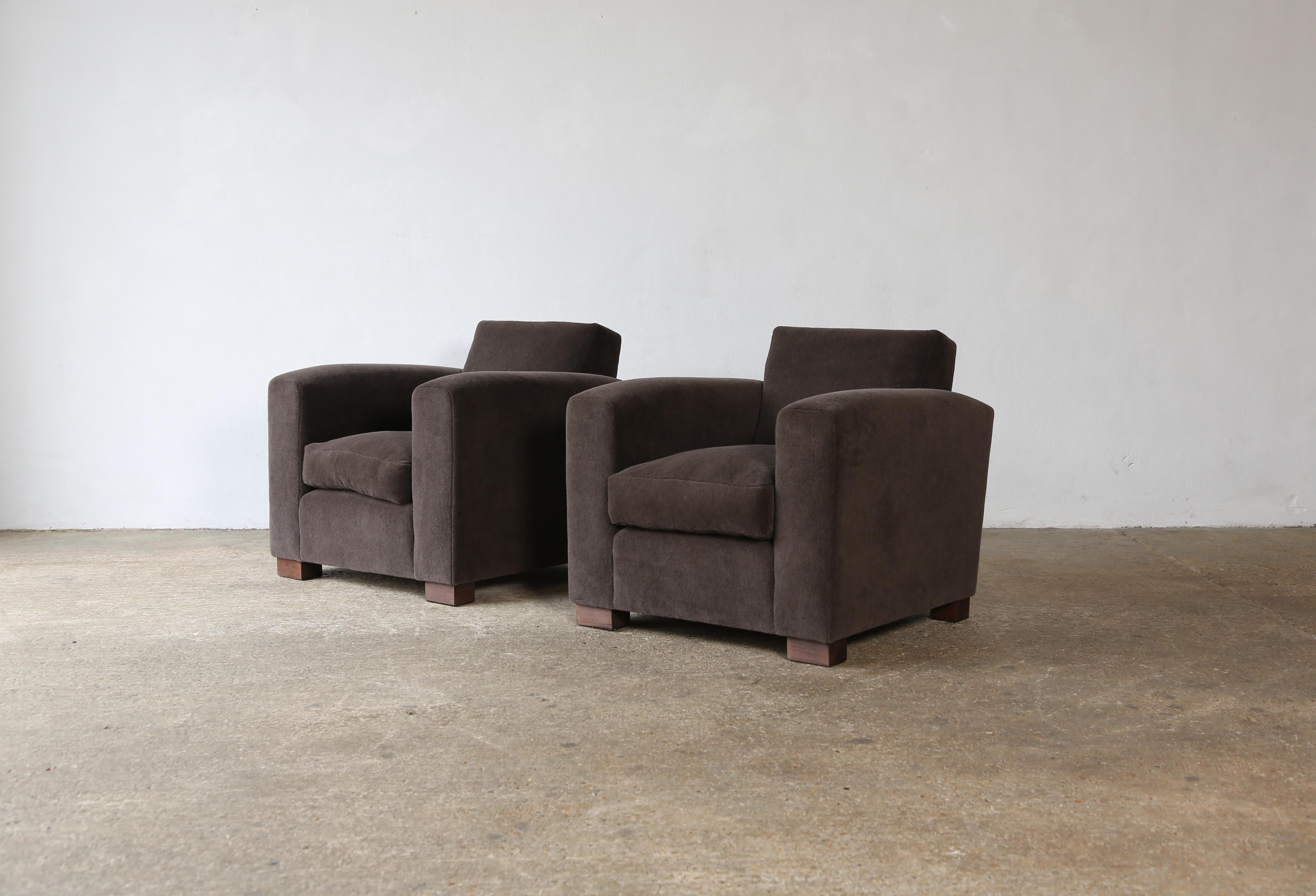 Un par de sillones Club, tapizados en alpaca pura Británico en venta