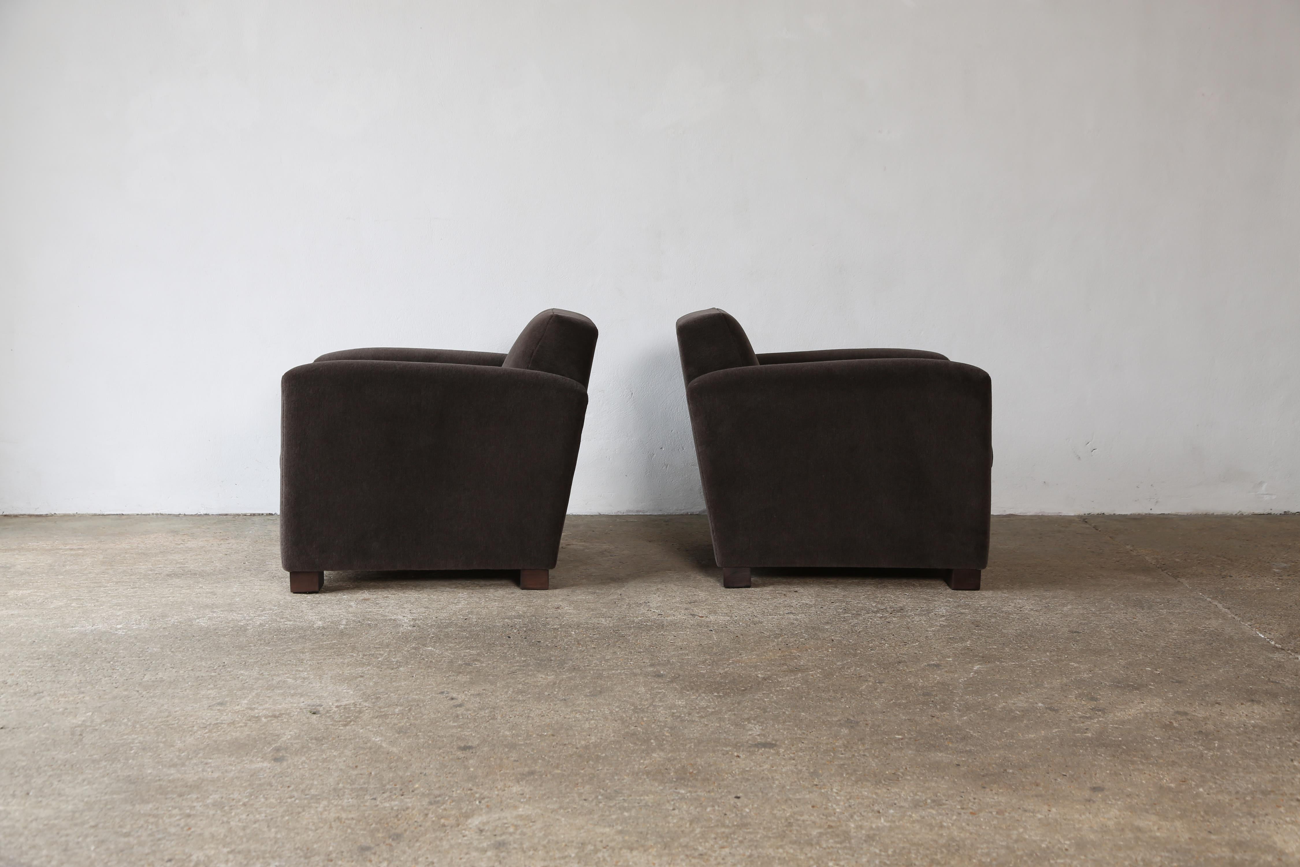 Un par de sillones Club, tapizados en alpaca pura en Bueno estado para la venta en LEWES, GB