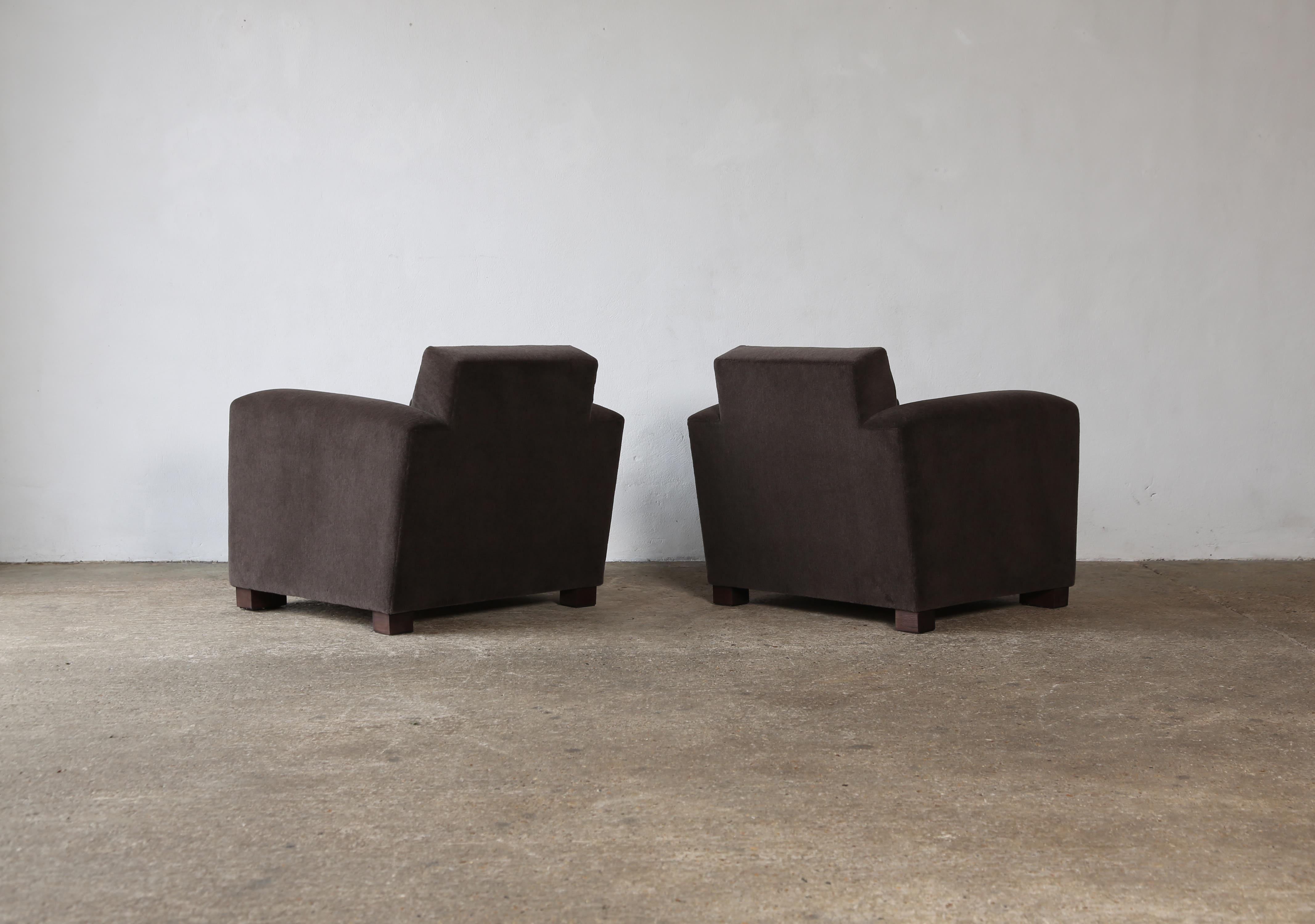 Un par de sillones Club, tapizados en alpaca pura Alpaca en venta