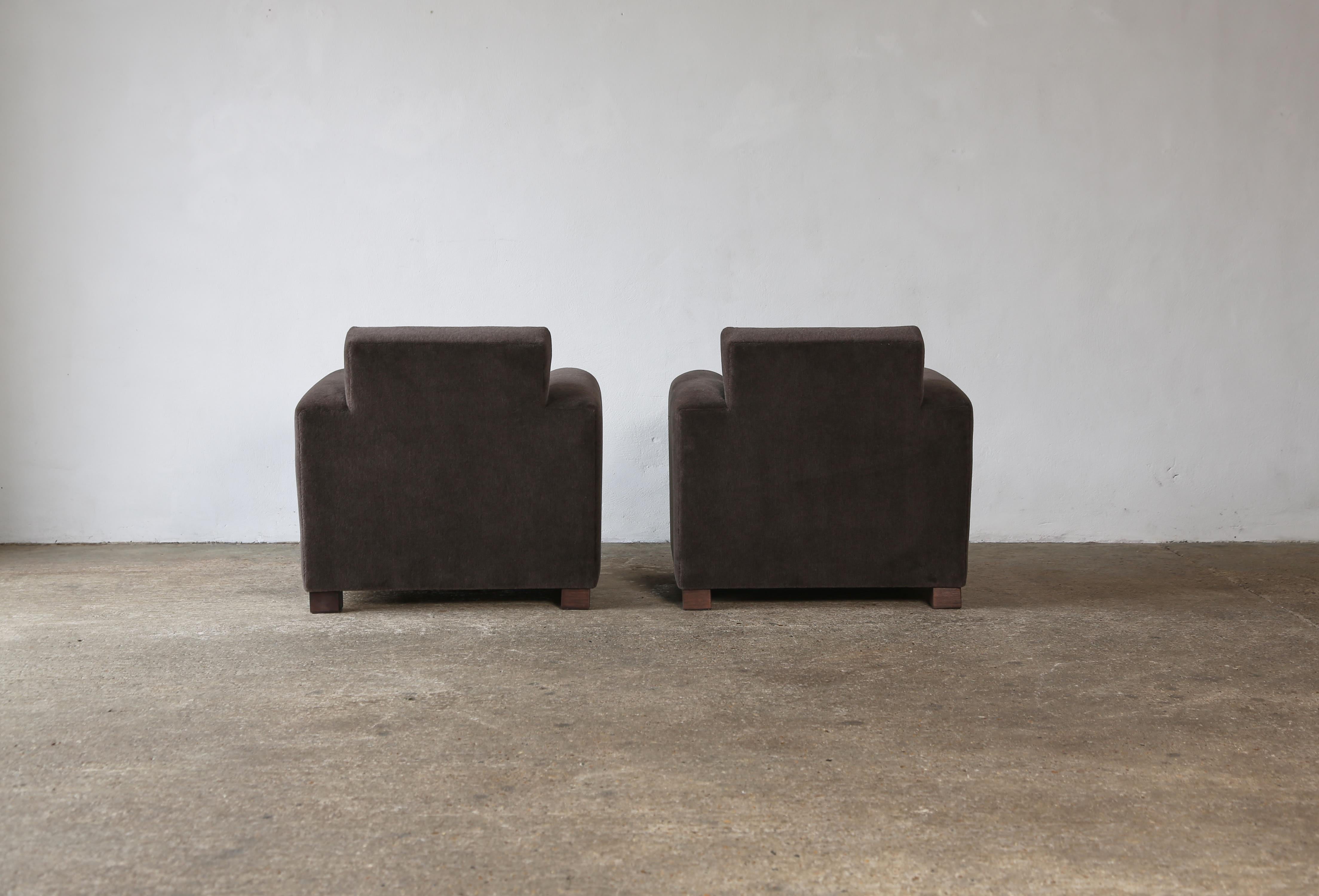 Un par de sillones Club, tapizados en alpaca pura en venta 1