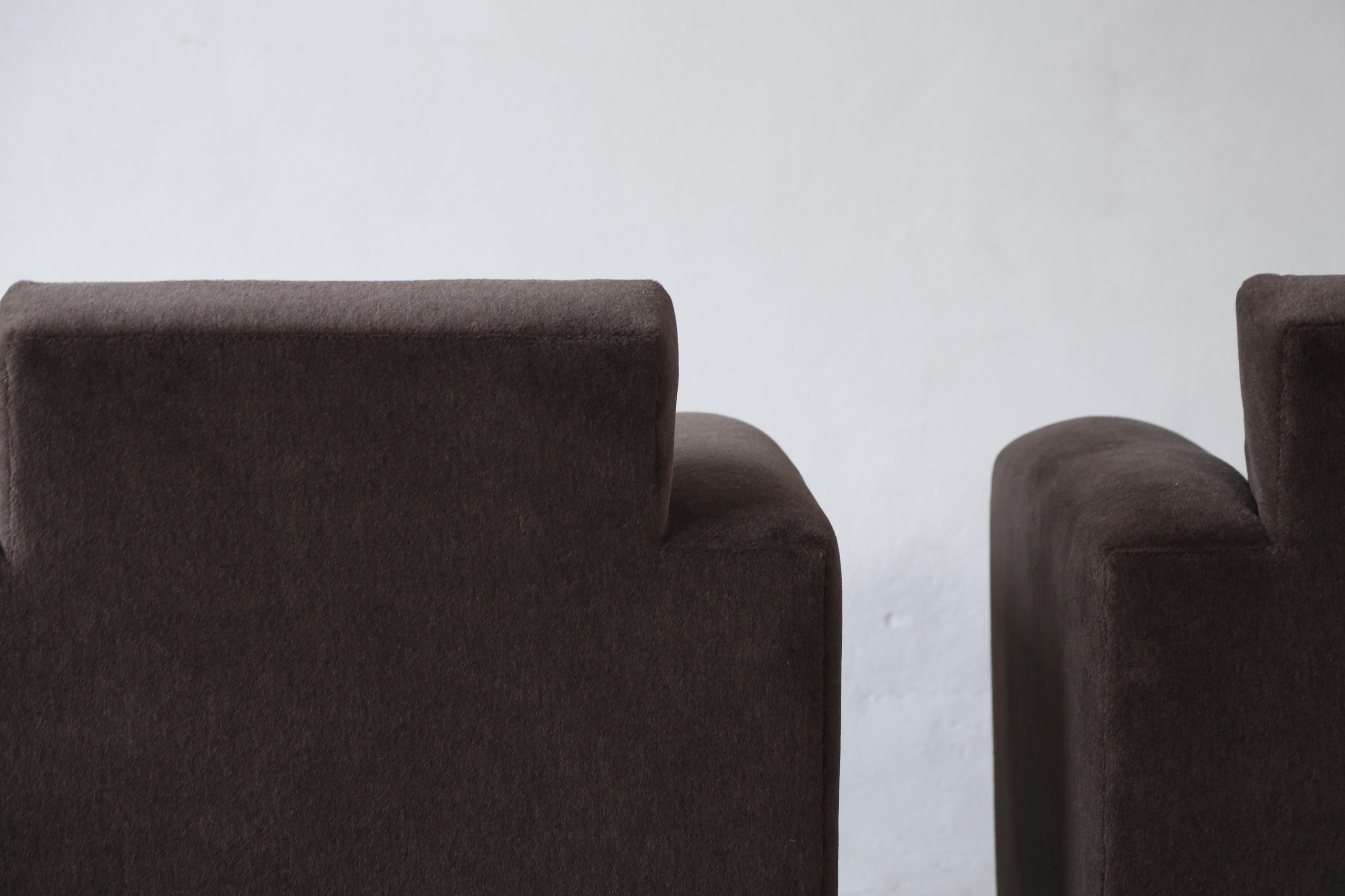Un par de sillones Club, tapizados en alpaca pura en venta 2