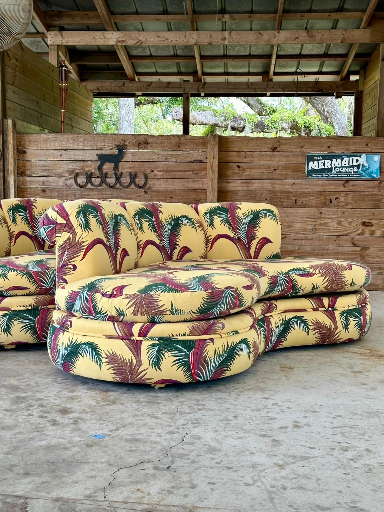 Beautiful sofa created by the American designer Adrien Pearsall. The sofa has a unique kidney shape. They have been reupholstered with Barkcloth in 2016.


Adrian Pearsall (1925-2011), trained as an architectural engineer, was a sailor and interior