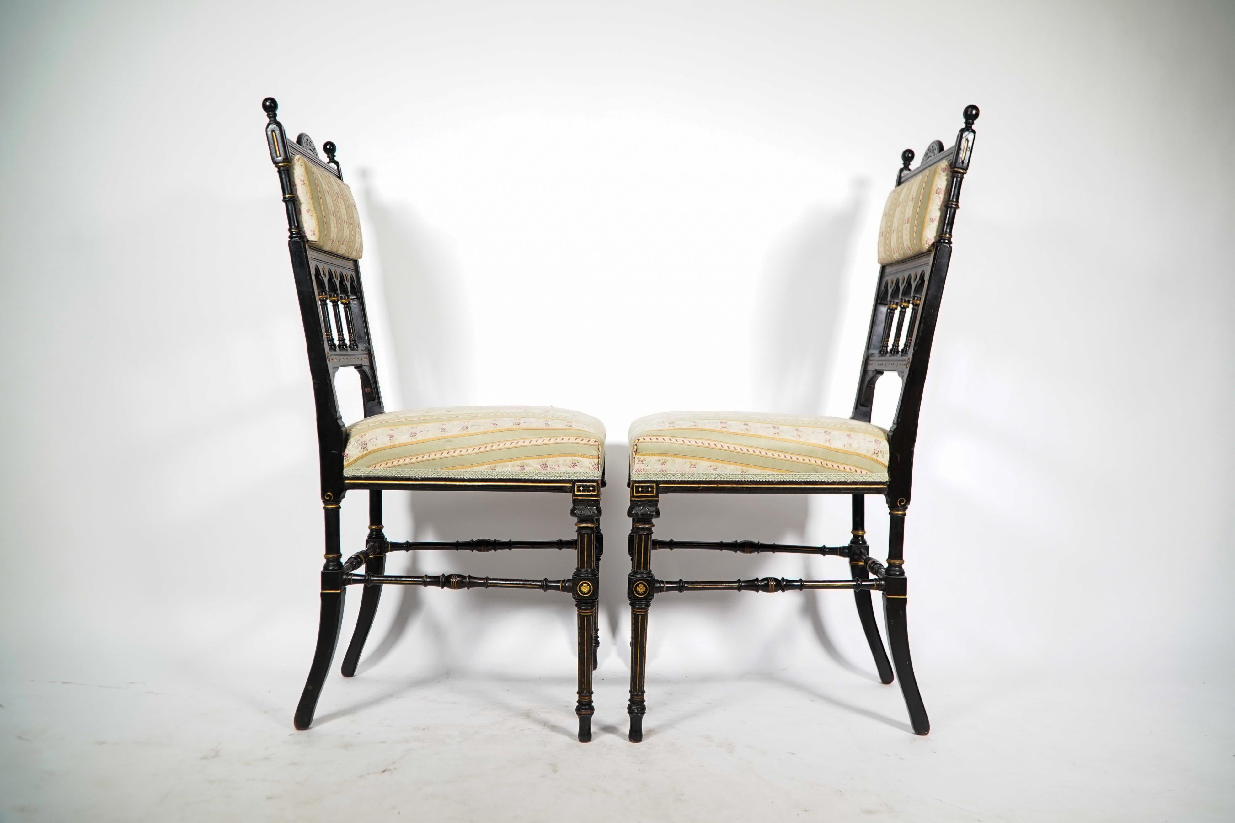 Whytock & Reid. A pair of Aesthetic Movement ebonized & parcel gilt side chairs. In Good Condition For Sale In London, GB