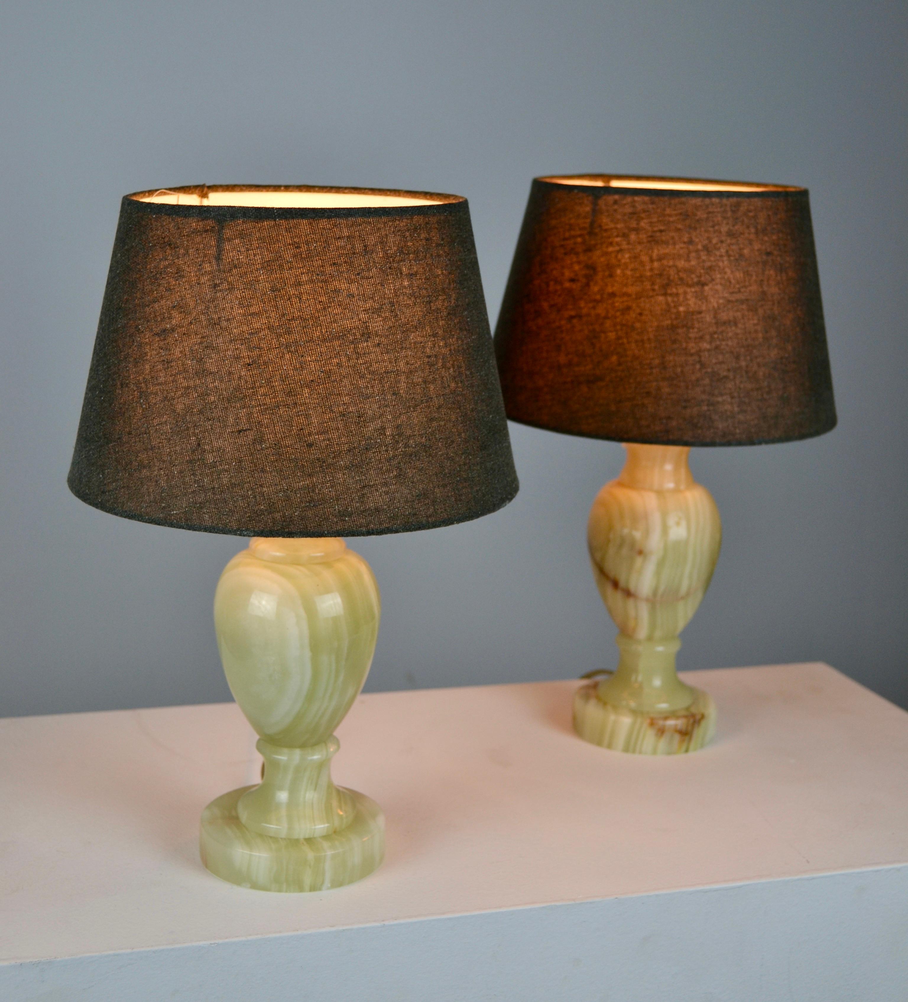 Ein schönes Paar Achatlampen aus den 1970er Jahren. Ihre Natursteinsockel mit ihren weichen und geäderten Tönen verleihen ihnen einen Hauch von zeitloser Eleganz, während die dunklen Stoffschirme ein warmes und gedämpftes Licht verbreiten.

Sie
