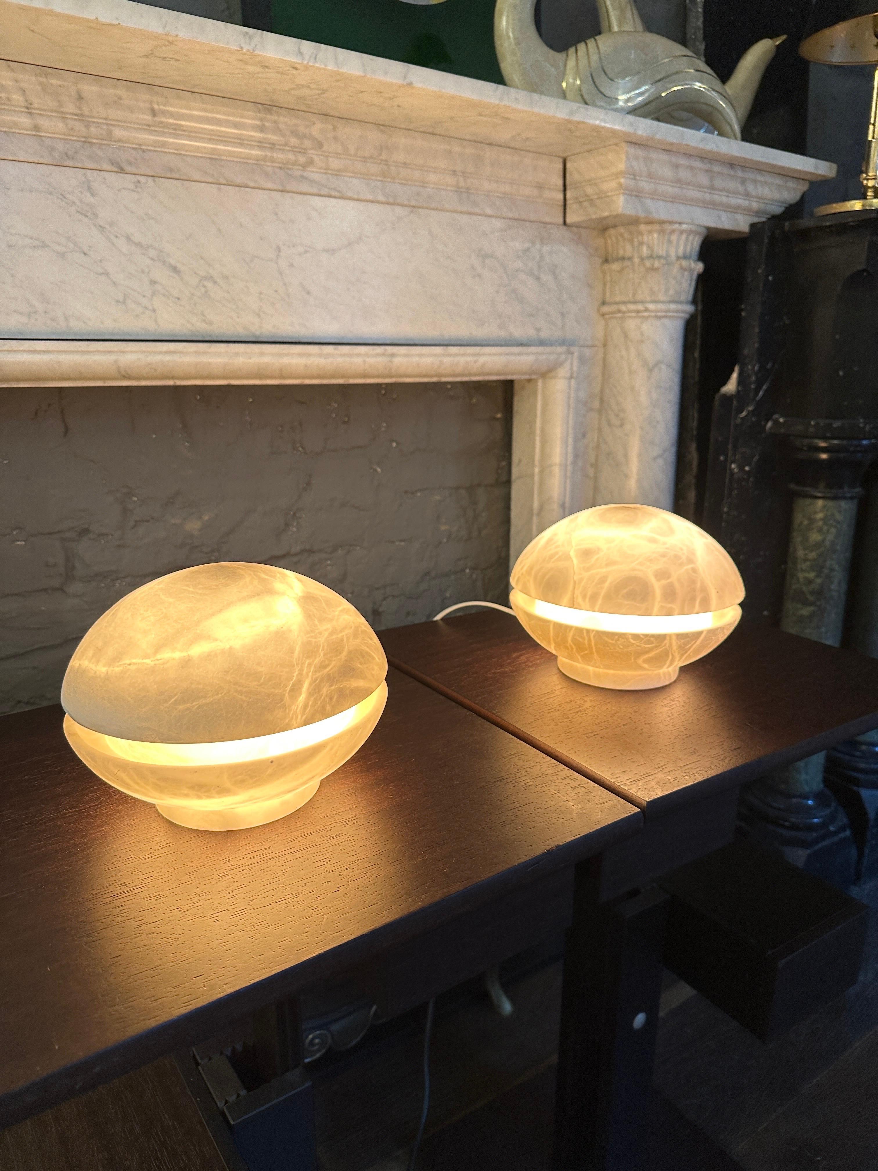 Ein Paar Alabaster-Tischlampen im modernen Stil der Mitte des Jahrhunderts  im Angebot 10