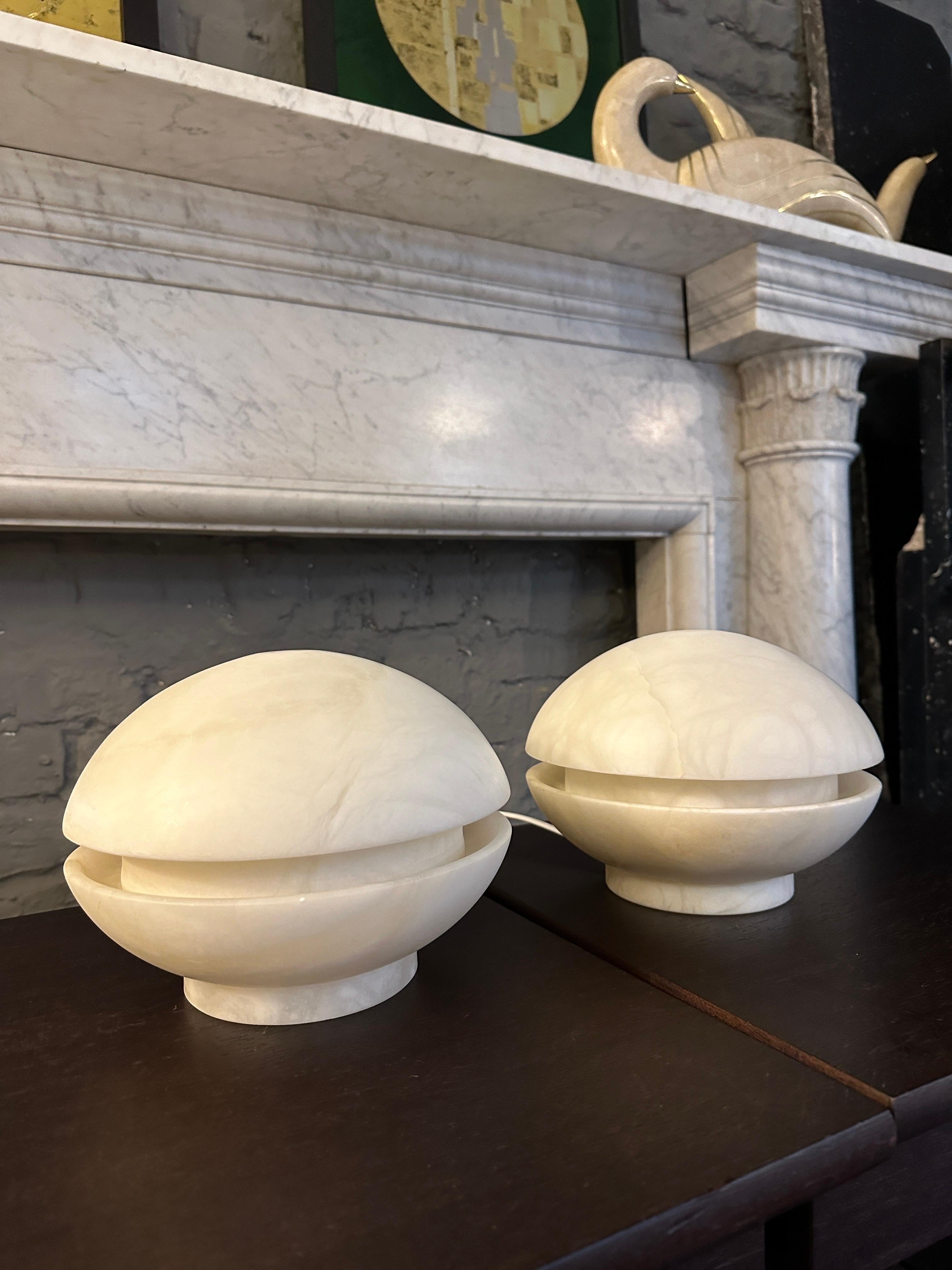 Ein Paar Alabaster-Tischlampen im modernen Stil der Mitte des Jahrhunderts  (Moderne der Mitte des Jahrhunderts) im Angebot