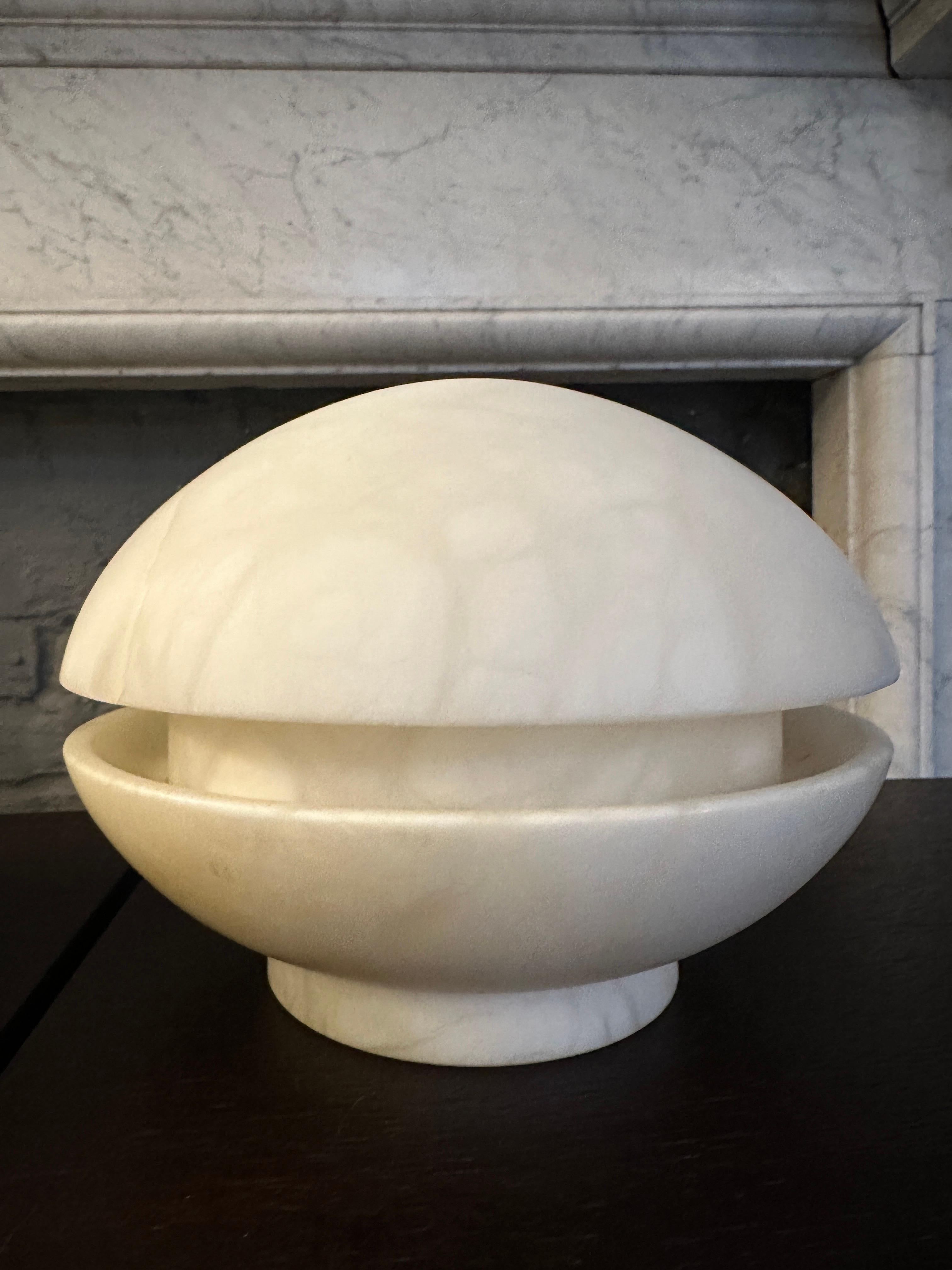 Ein Paar Alabaster-Tischlampen im modernen Stil der Mitte des Jahrhunderts  (Handgeschnitzt) im Angebot