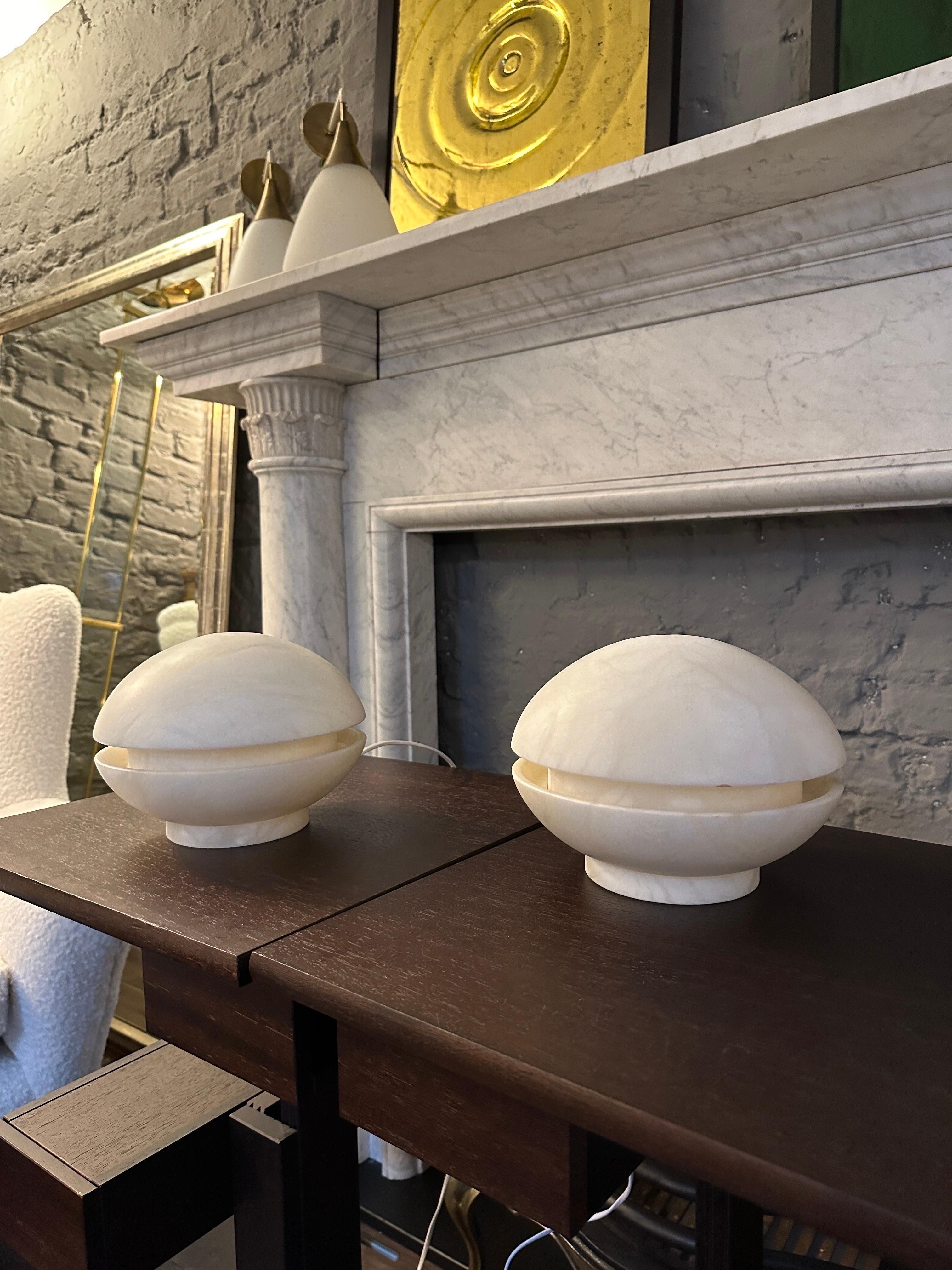 Ein Paar Alabaster-Tischlampen im modernen Stil der Mitte des Jahrhunderts  (20. Jahrhundert) im Angebot