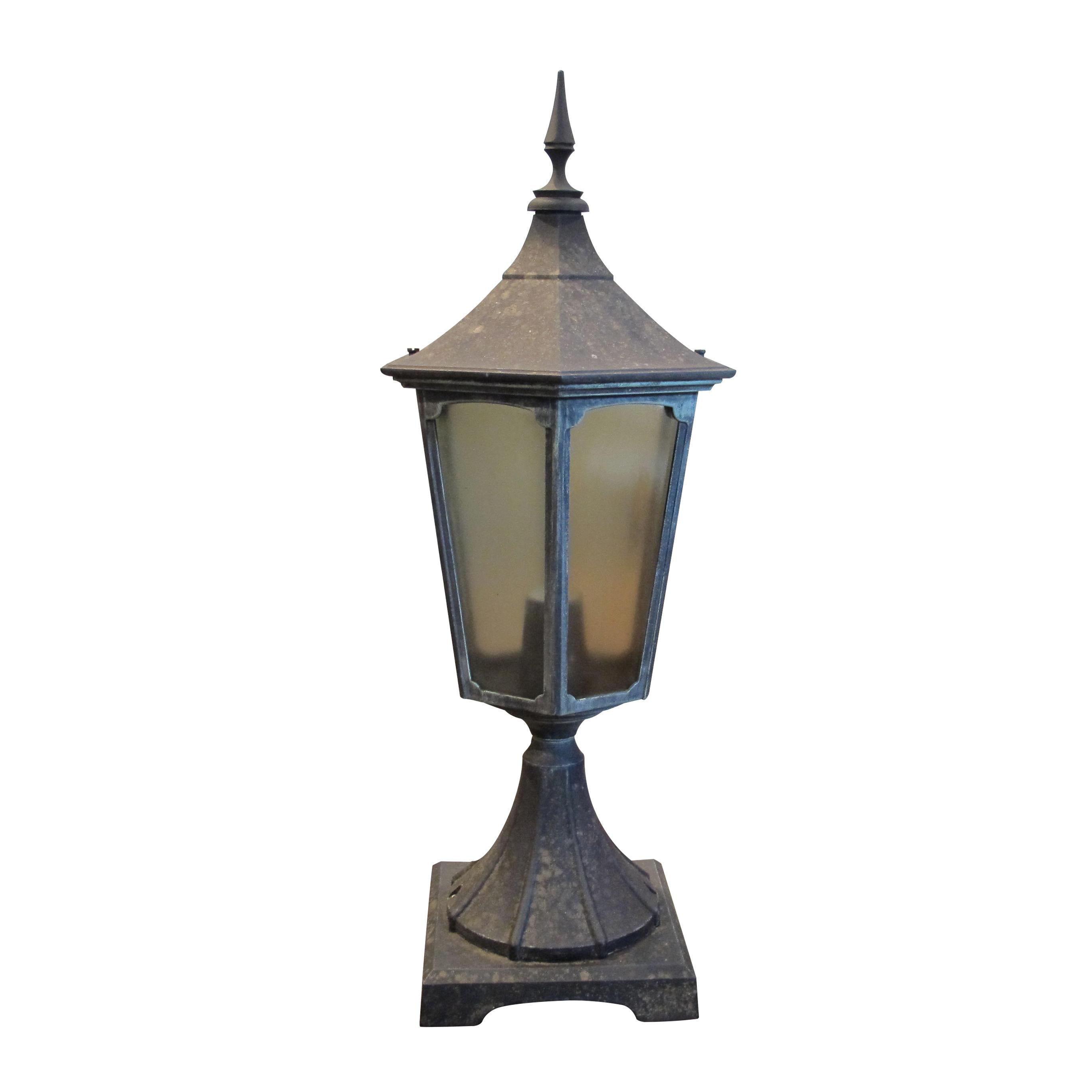 Mid-Century moderno Coppia di lanterne a colonna per esterni in alluminio, inglese, circa anni '50 in vendita