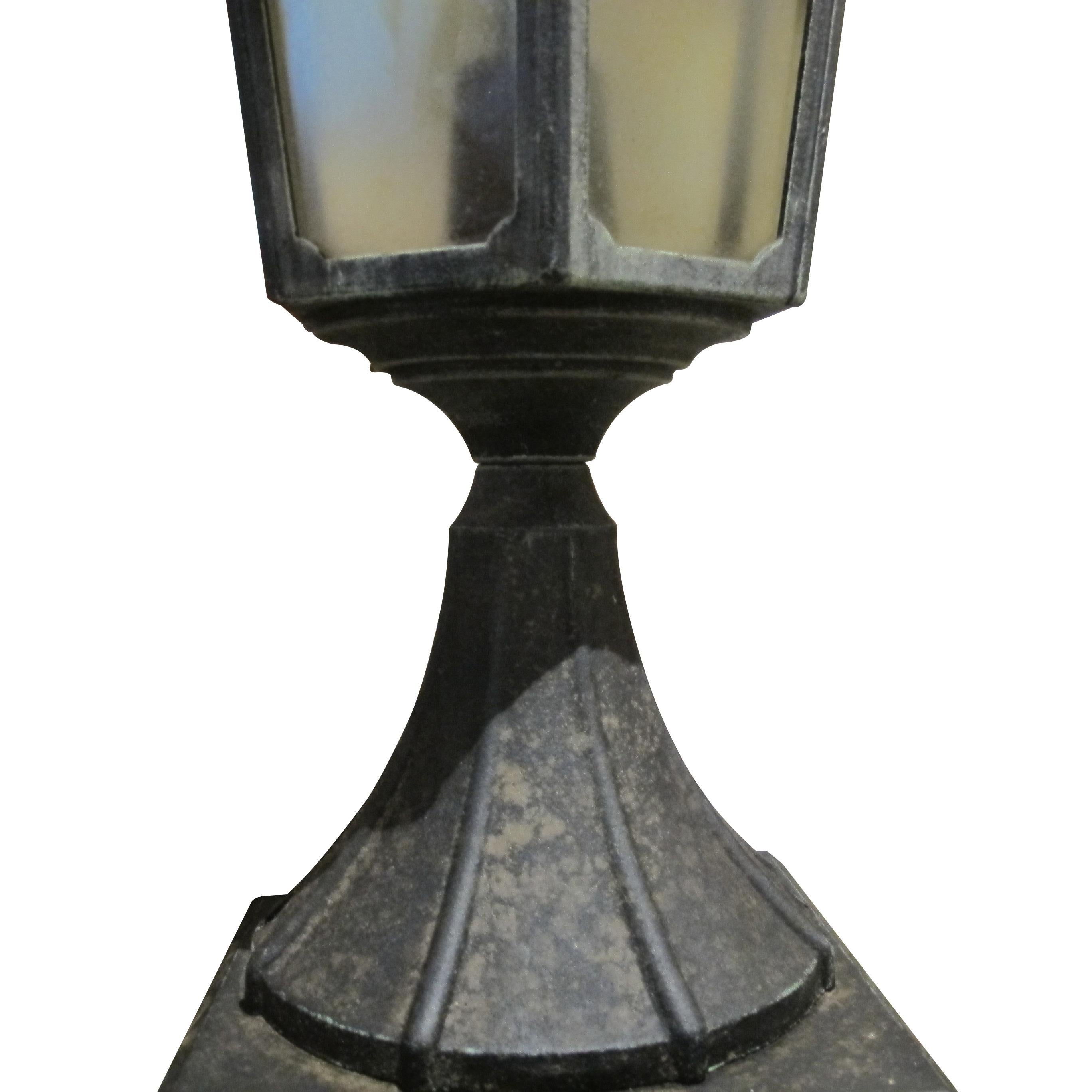 Altro Coppia di lanterne a colonna per esterni in alluminio, inglese, circa anni '50 in vendita