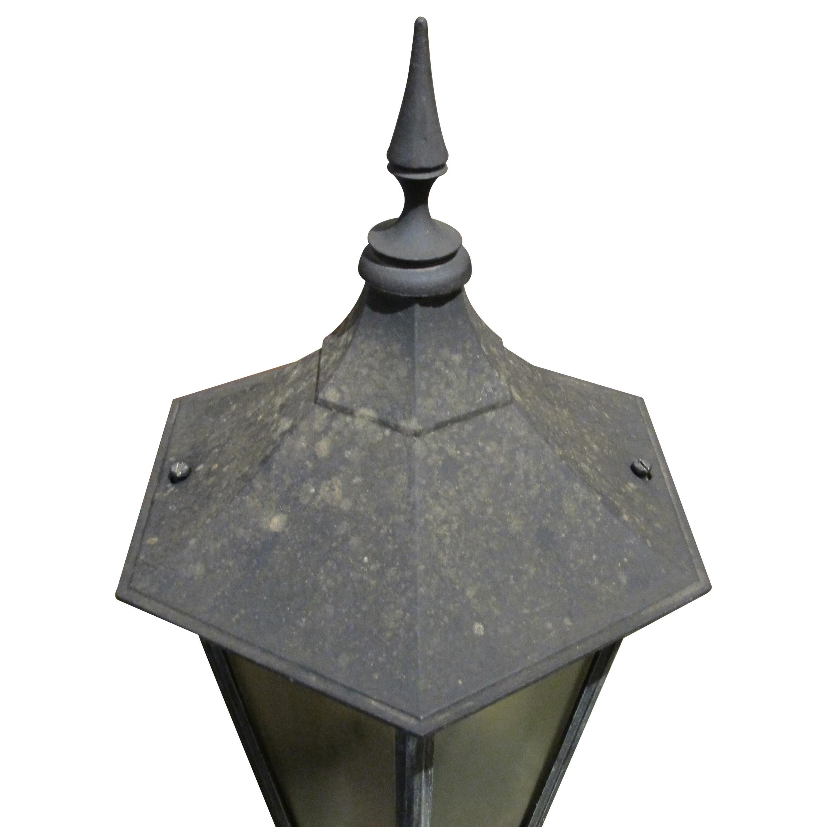 Metà XX secolo Coppia di lanterne a colonna per esterni in alluminio, inglese, circa anni '50 in vendita