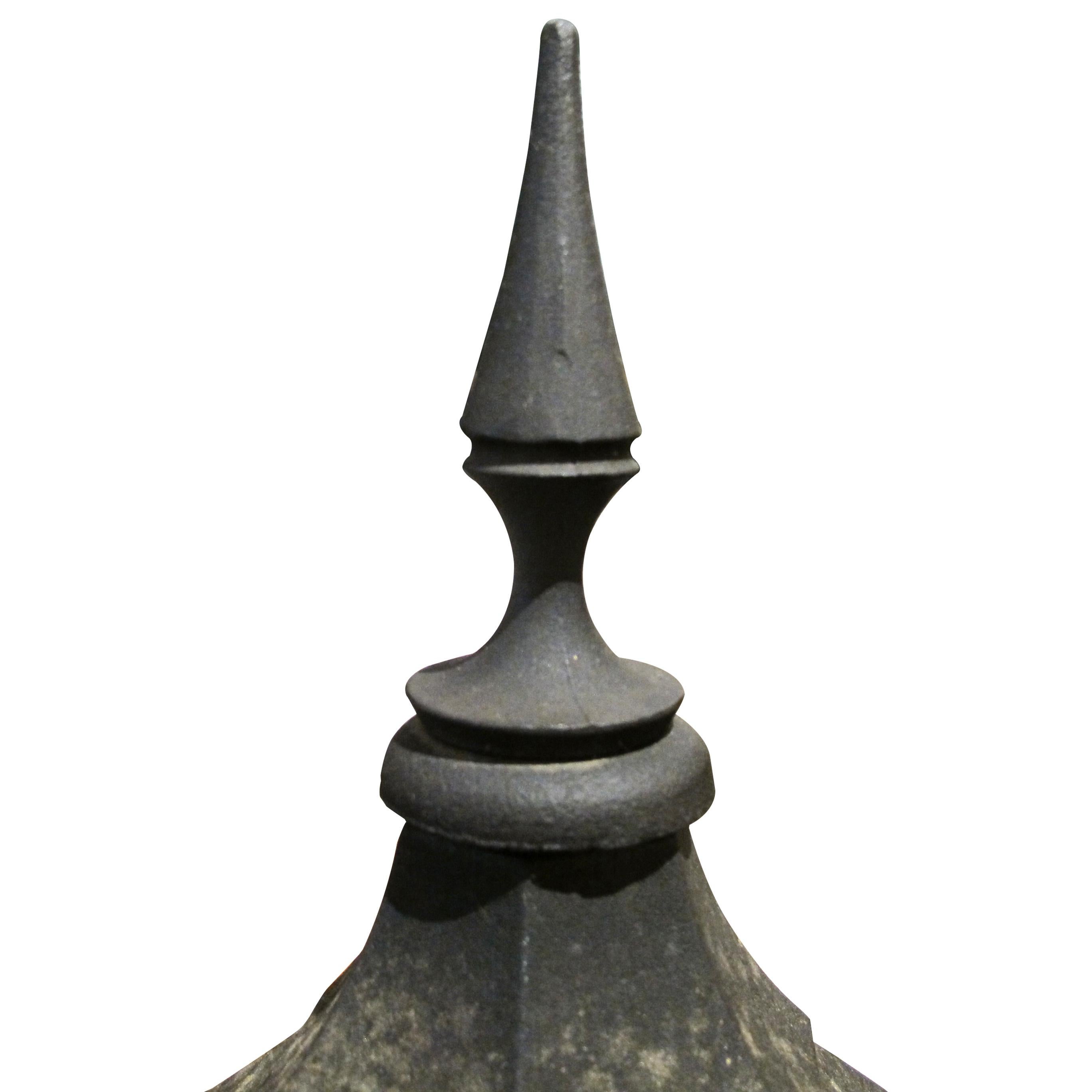 Coppia di lanterne a colonna per esterni in alluminio, inglese, circa anni '50 in vendita 1