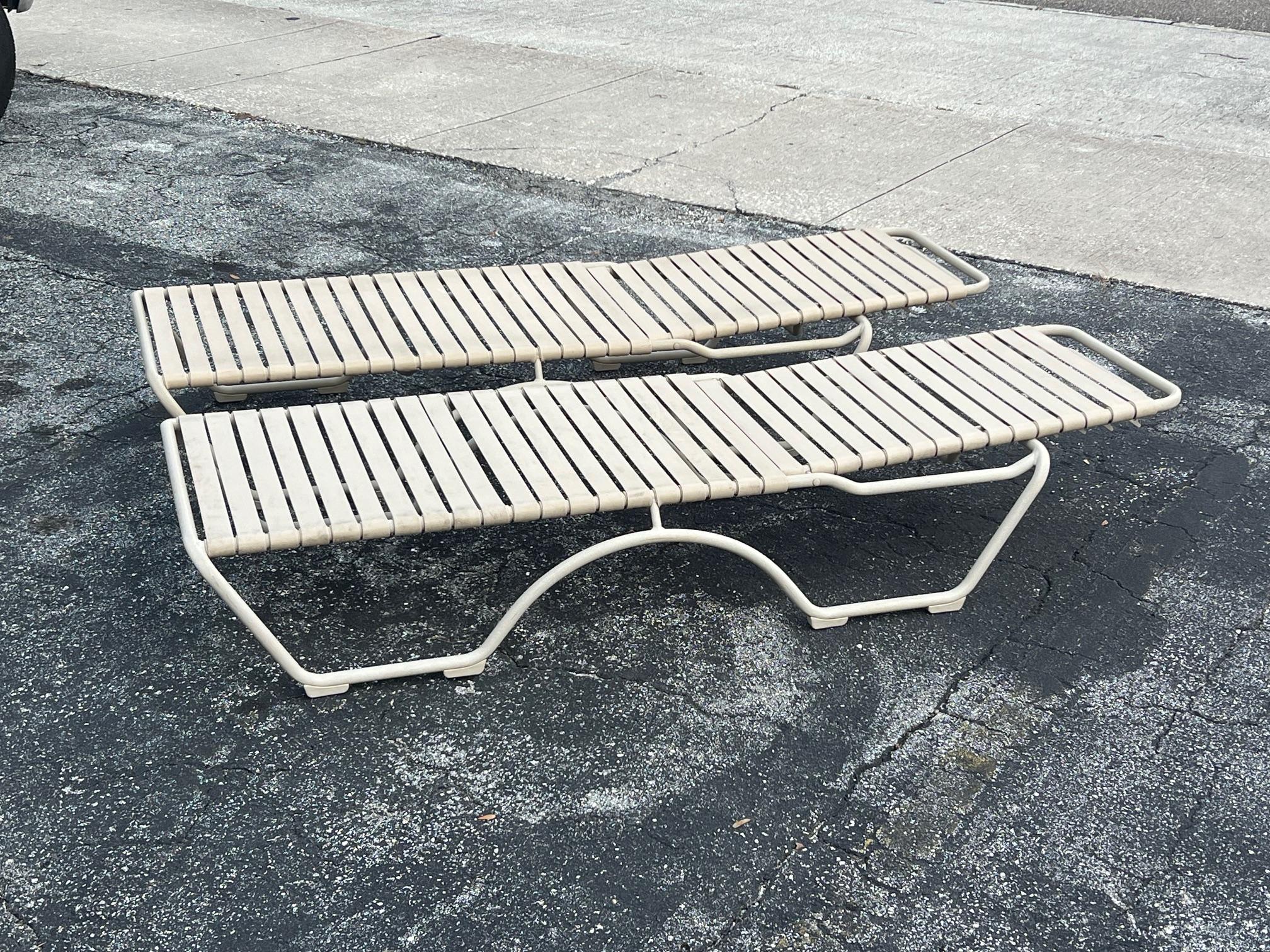 Pareja De Tumbonas De Aluminio Para Exteriores De Tropitone Con Cojines en Bueno estado para la venta en St.Petersburg, FL