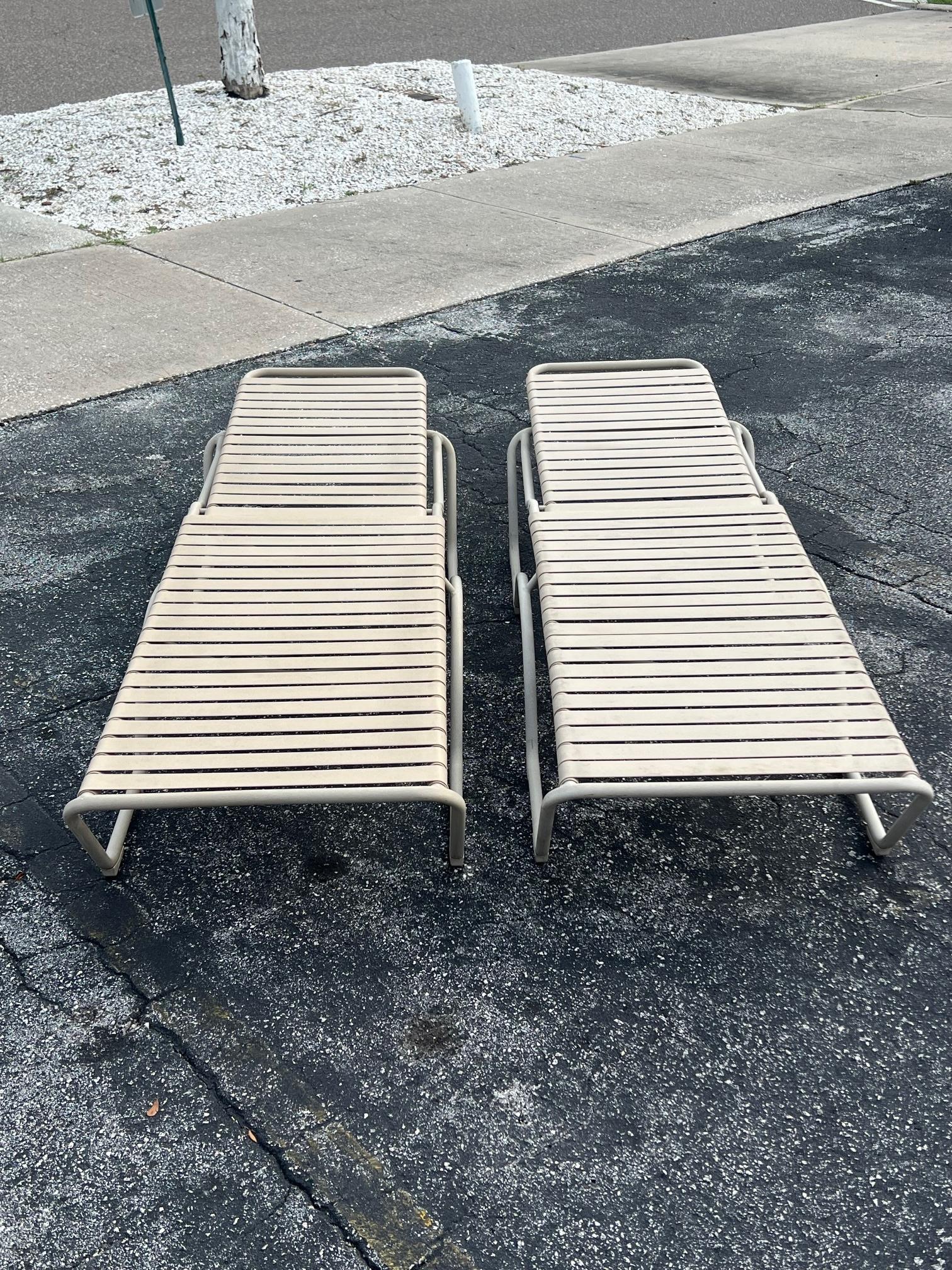 Pareja De Tumbonas De Aluminio Para Exteriores De Tropitone Con Cojines finales del siglo XX en venta