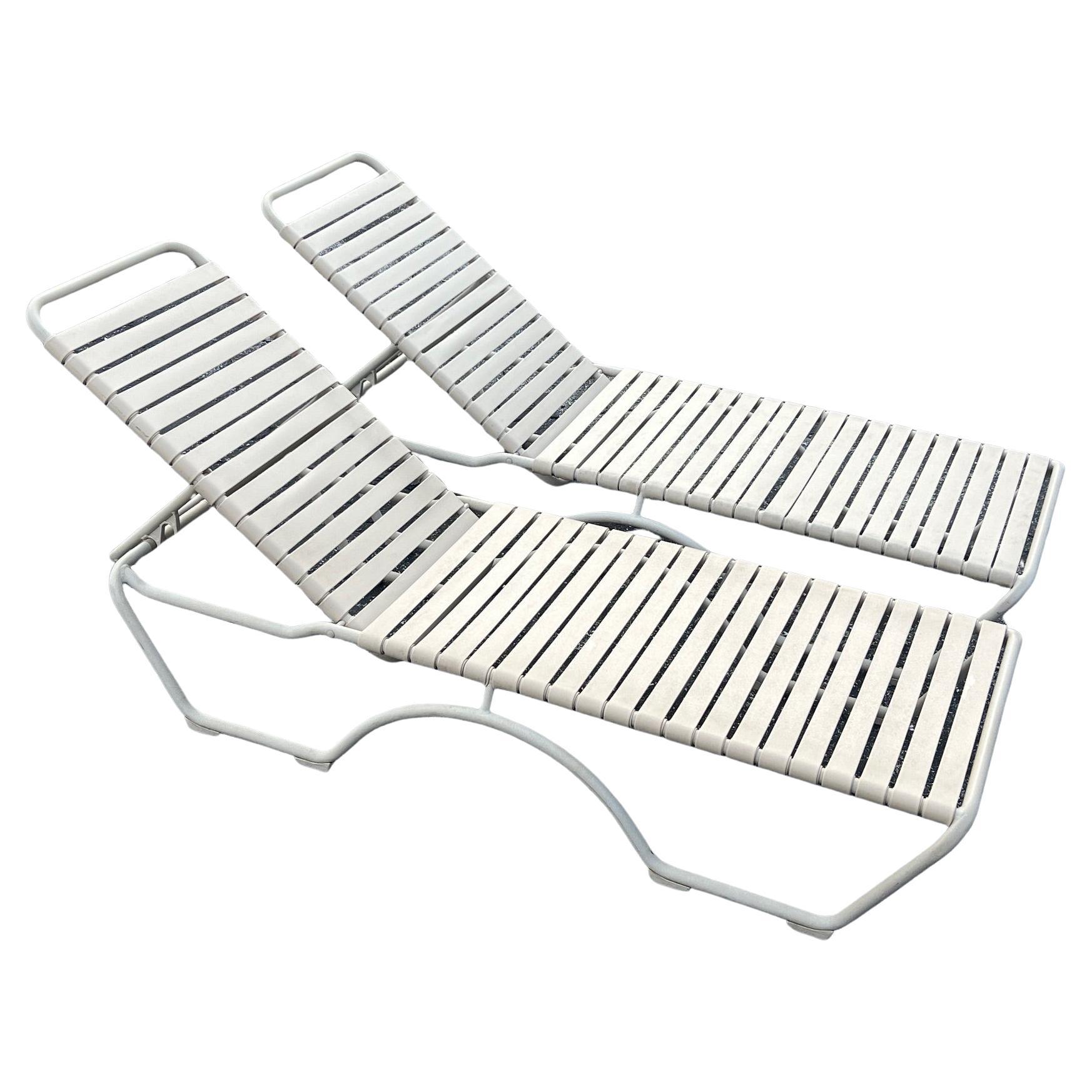 Paire de chaises d'extérieur en aluminium par Tropitone avec coussins