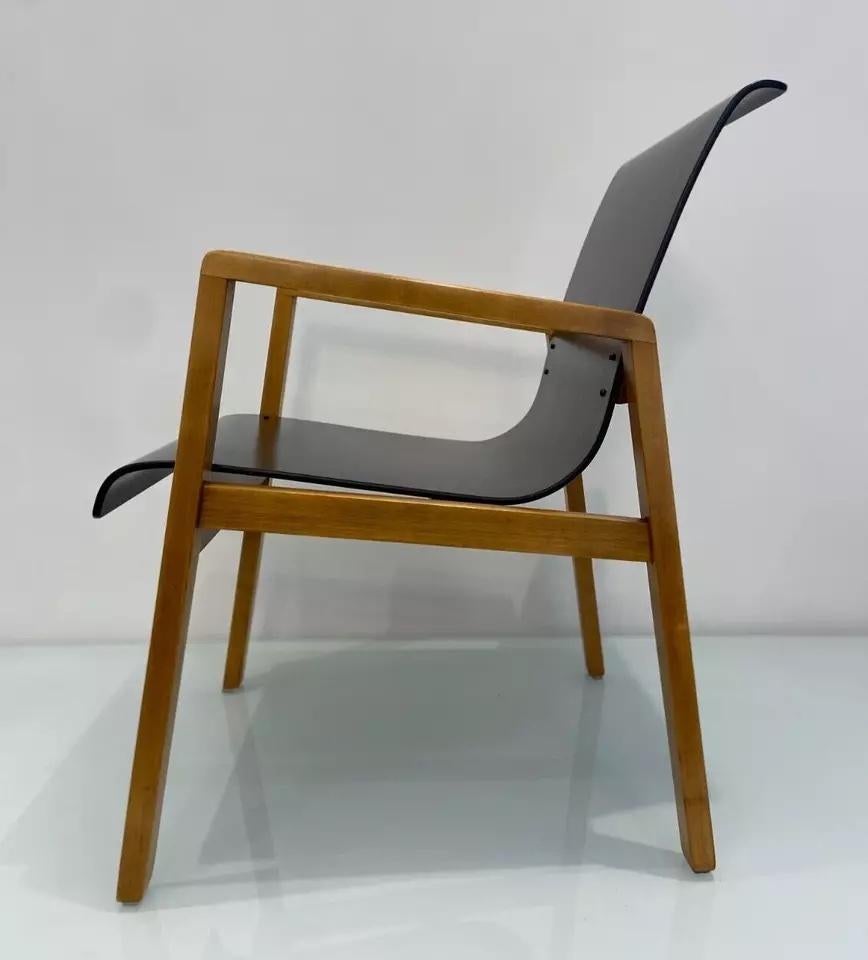 Paire de rares chaises d'entrée modèle n° 403 de Finmar, conçues par Alvar Aalto.

Une production précoce de l'un des designs classiques d'Aalto. Pièce classique du modernisme scandinave, la chaise Hallway a été fabriquée à l'origine pour le