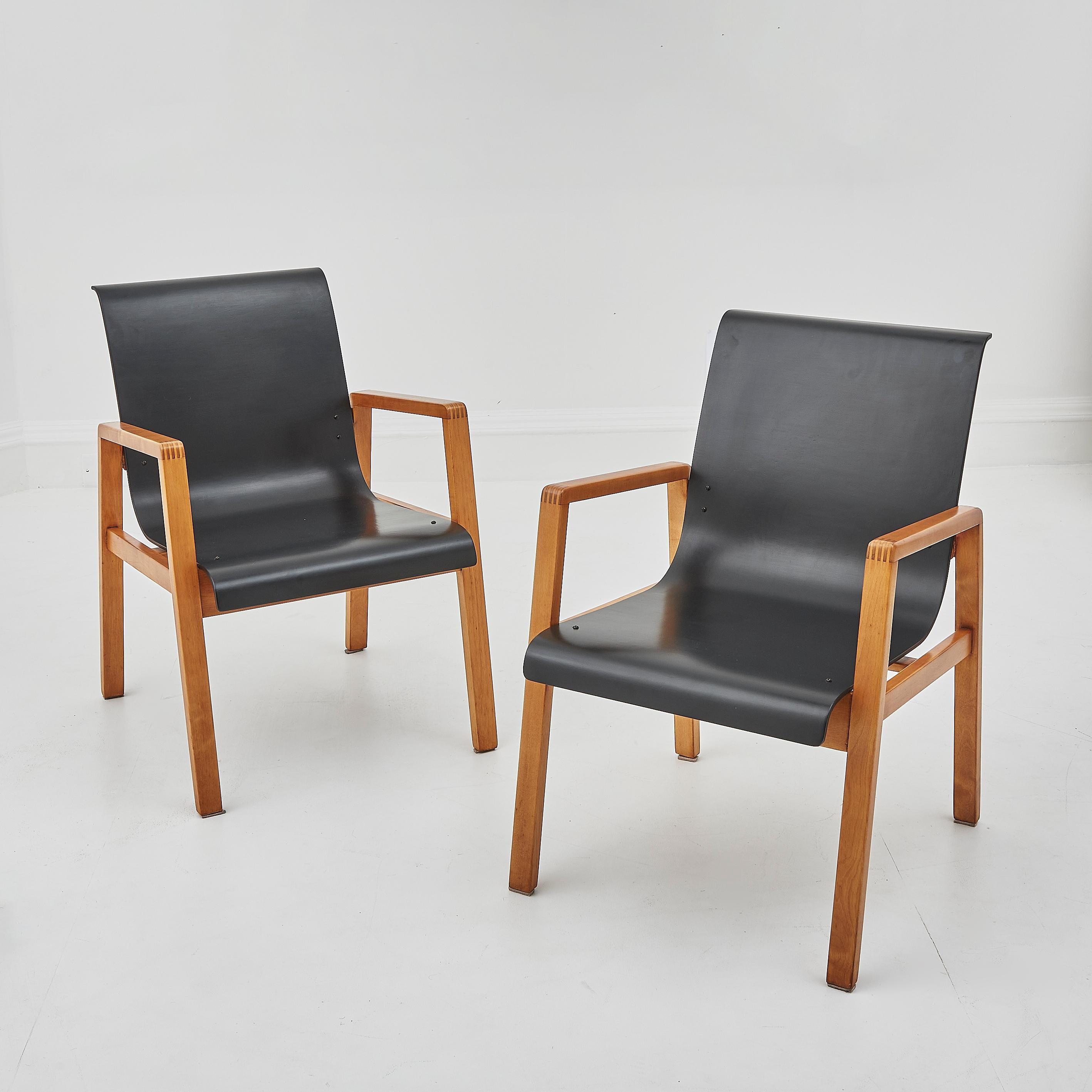 Paire de rares chaises d'entrée modèle n° 403 de Finmar, conçues par Alvar Aalto.

Une production précoce de l'un des designs classiques d'Aalto. Pièce classique du modernisme scandinave, la chaise Hallway a été fabriquée à l'origine pour le