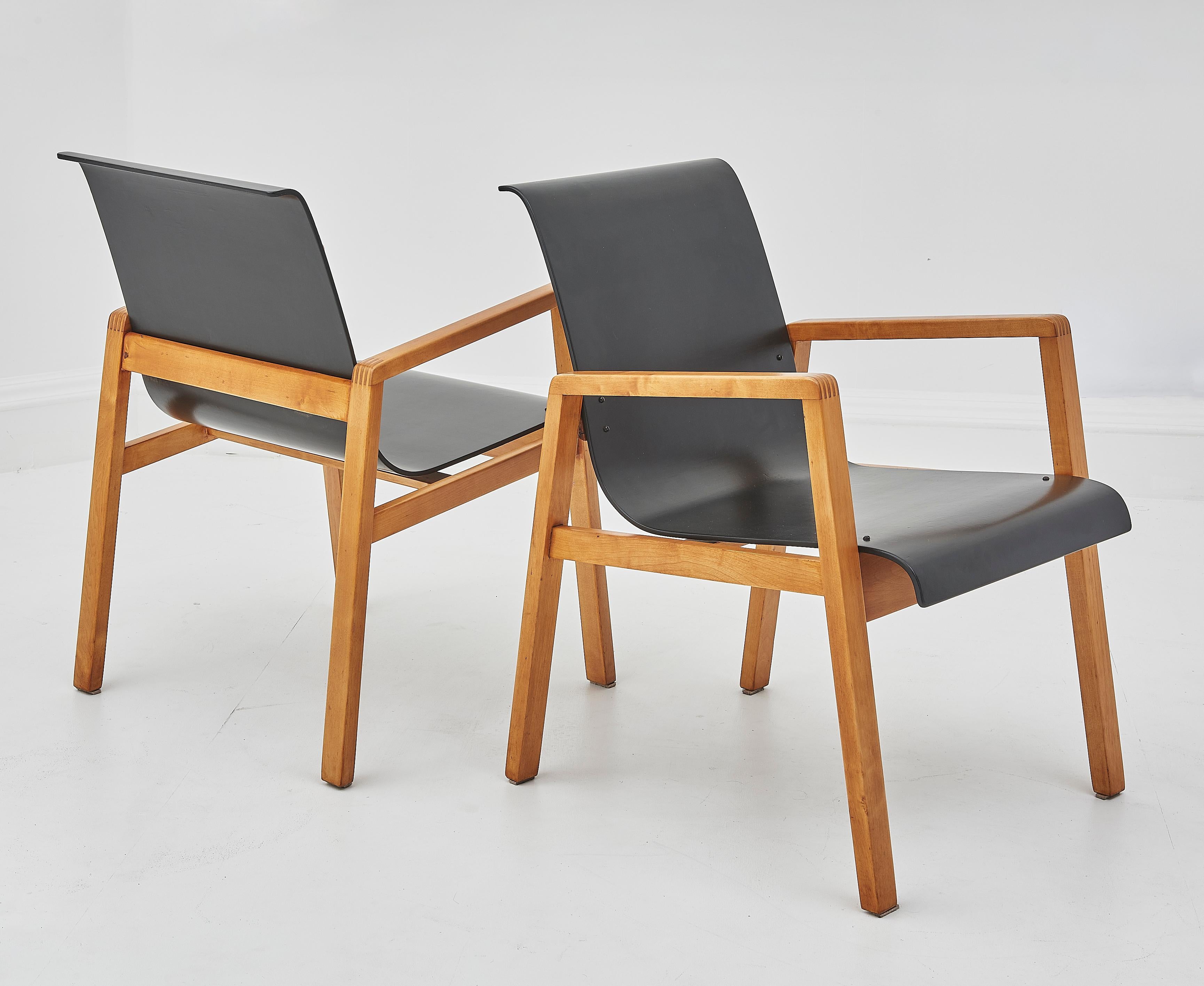 Finlandais Paire de chaises de couloir Alvar Aalto, modèle 403 par Finmar en vente