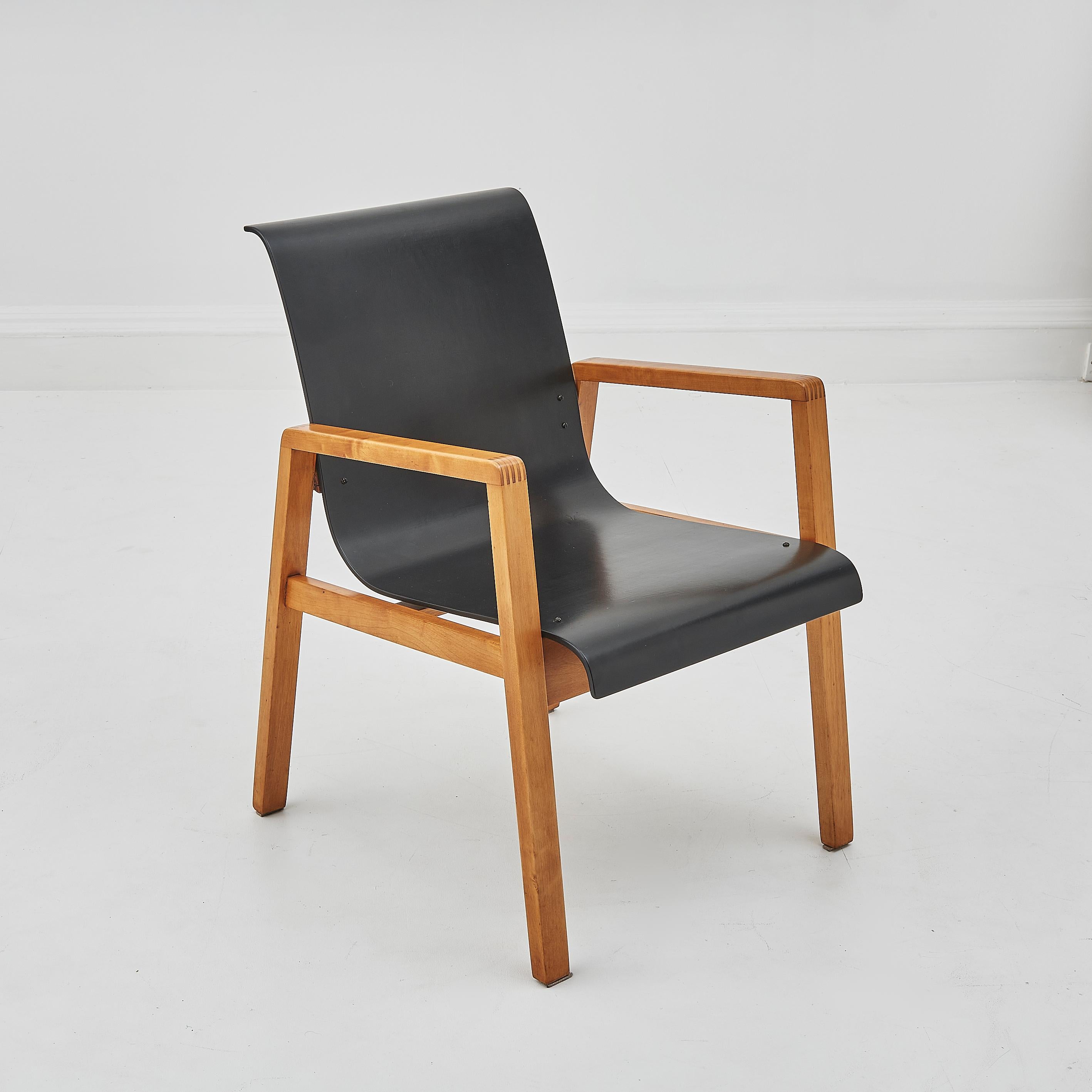 20ième siècle Paire de chaises de couloir Alvar Aalto, modèle 403 par Finmar en vente