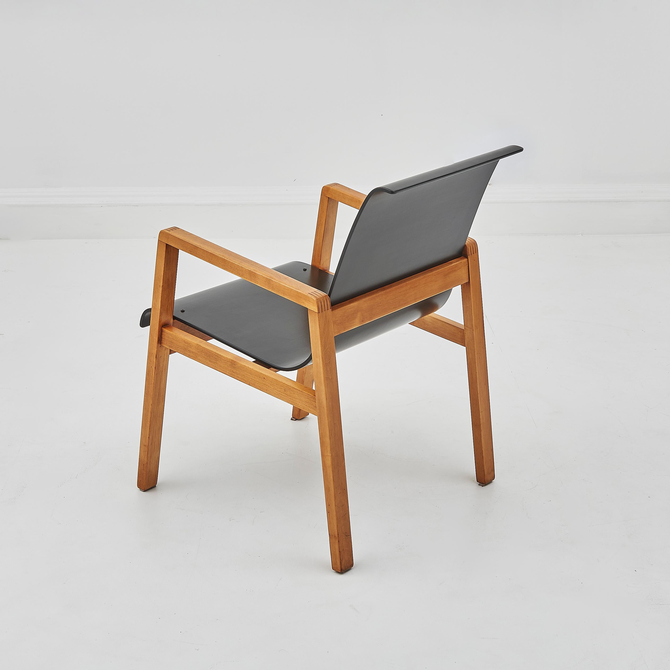 Contreplaqué Paire de chaises de couloir Alvar Aalto, modèle 403 par Finmar en vente