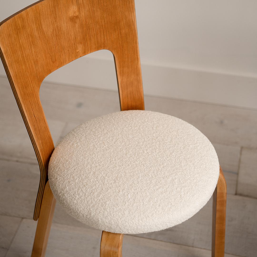 La chaise Model 66, conçue par Alvar Aalto pour Artek, incarne l'élégance scandinave intemporelle avec ses lignes épurées et sa forme fonctionnelle. Fabriquée en bouleau durable, cette chaise allie durabilité et beauté minimaliste, ce qui en fait un