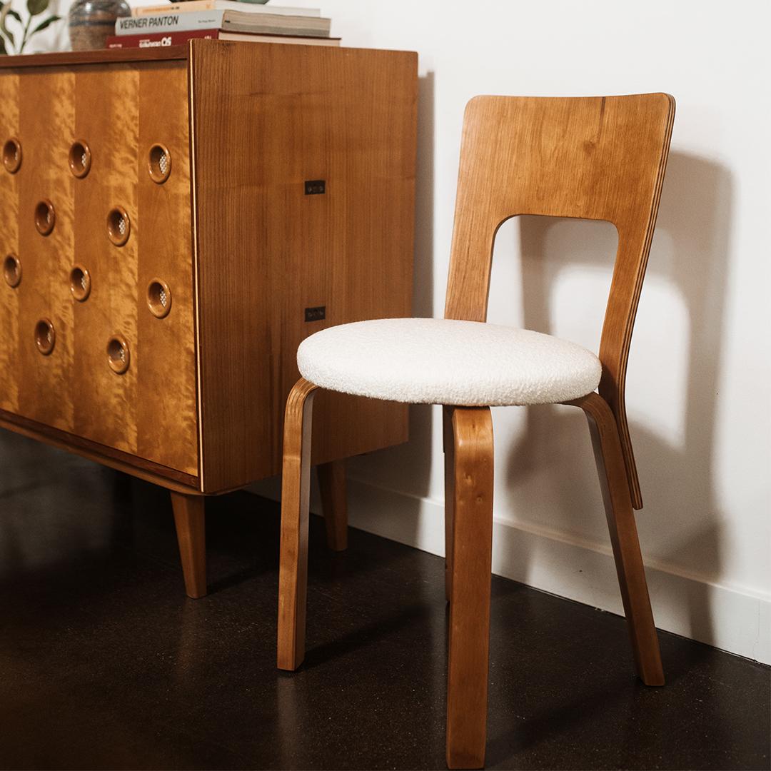 20ième siècle Paire de chaises d'appoint Alvar Aalto pour Artek Modèle 66 en vente