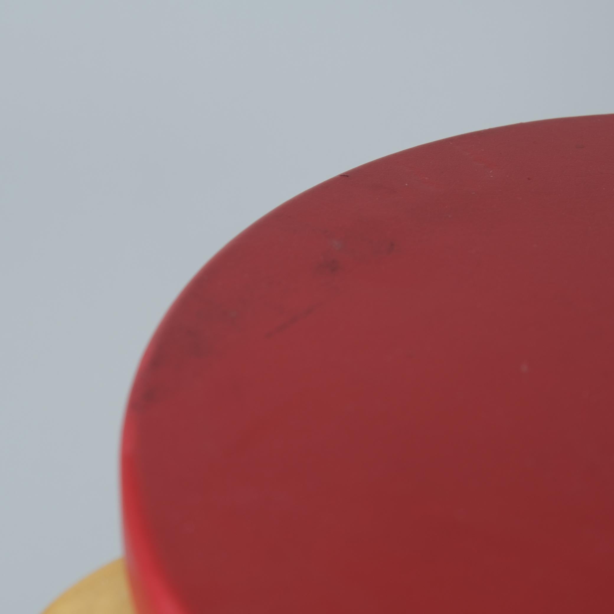 A Pair of Alvar Aalto Stools Model 60, Red Pegamoid Upholstery, Artek 1950s For Sale 4