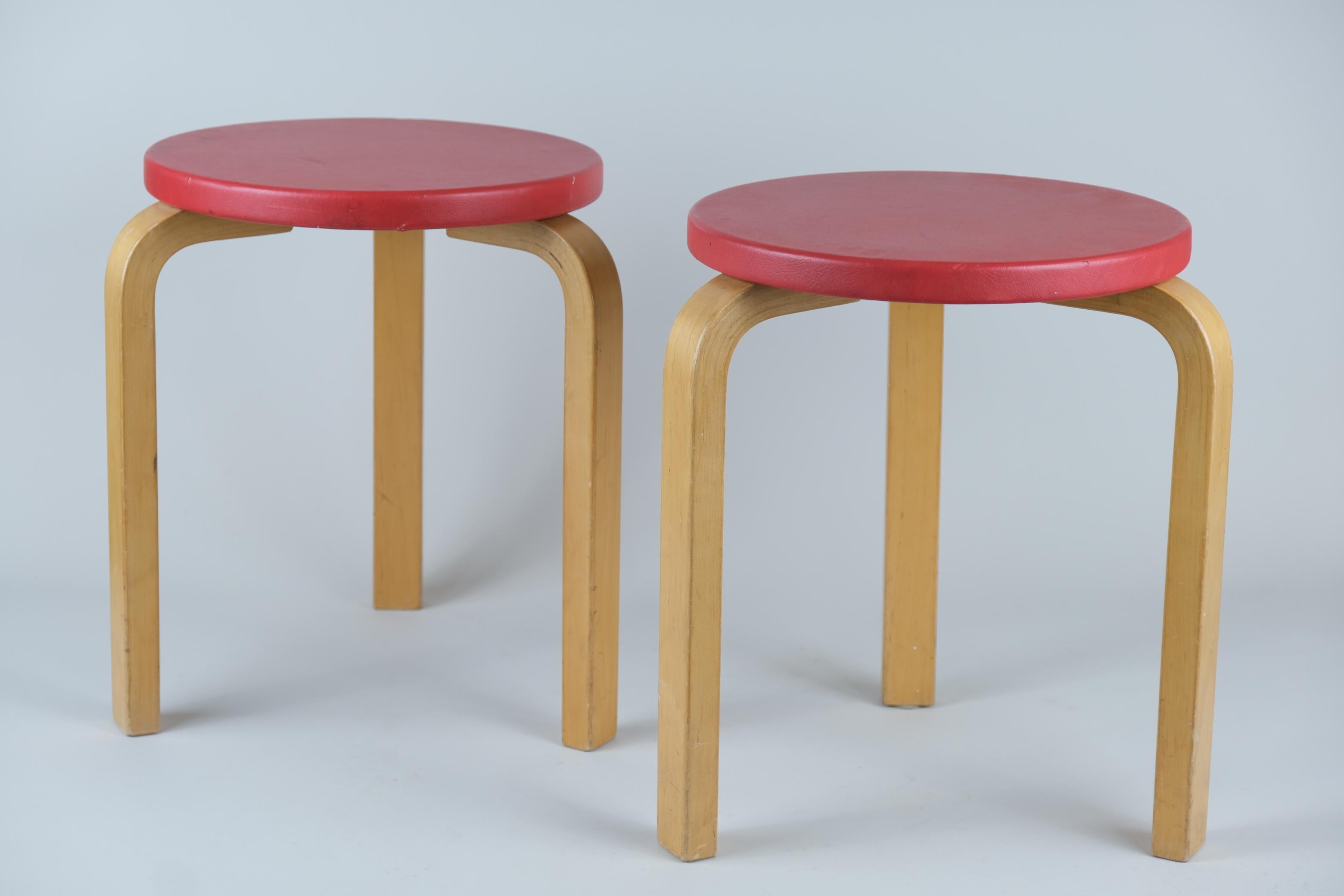 A Pair of Alvar Aalto Stools Model 60, Red Pegamoid Upholstery, Artek 1950s For Sale 5