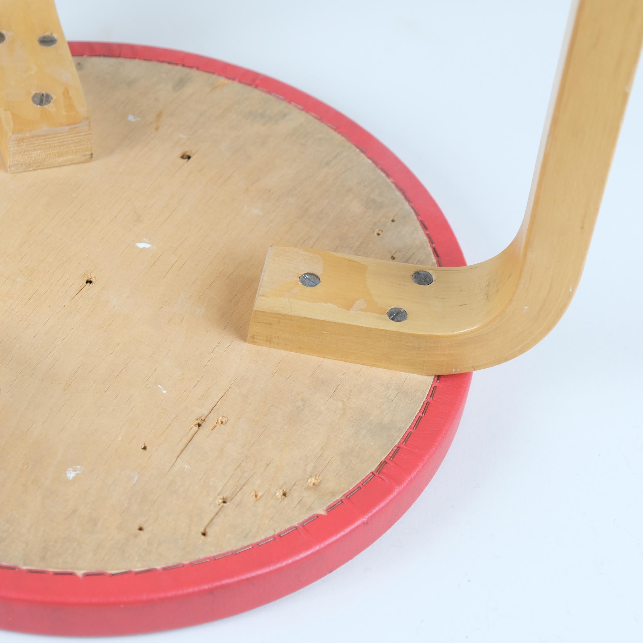 A Pair of Alvar Aalto Stools Model 60, Red Pegamoid Upholstery, Artek 1950s For Sale 7