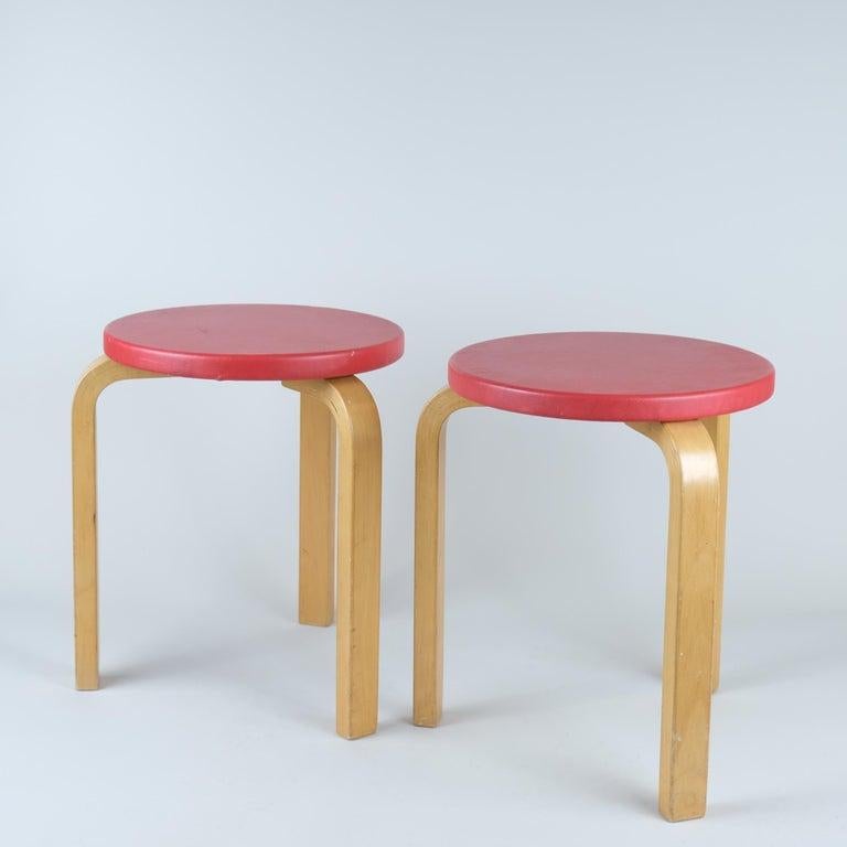 Pareja de taburetes Alvar Aalto Modelo 60, tapicería de pegamoide rojo, Artek Años 50 en venta 8