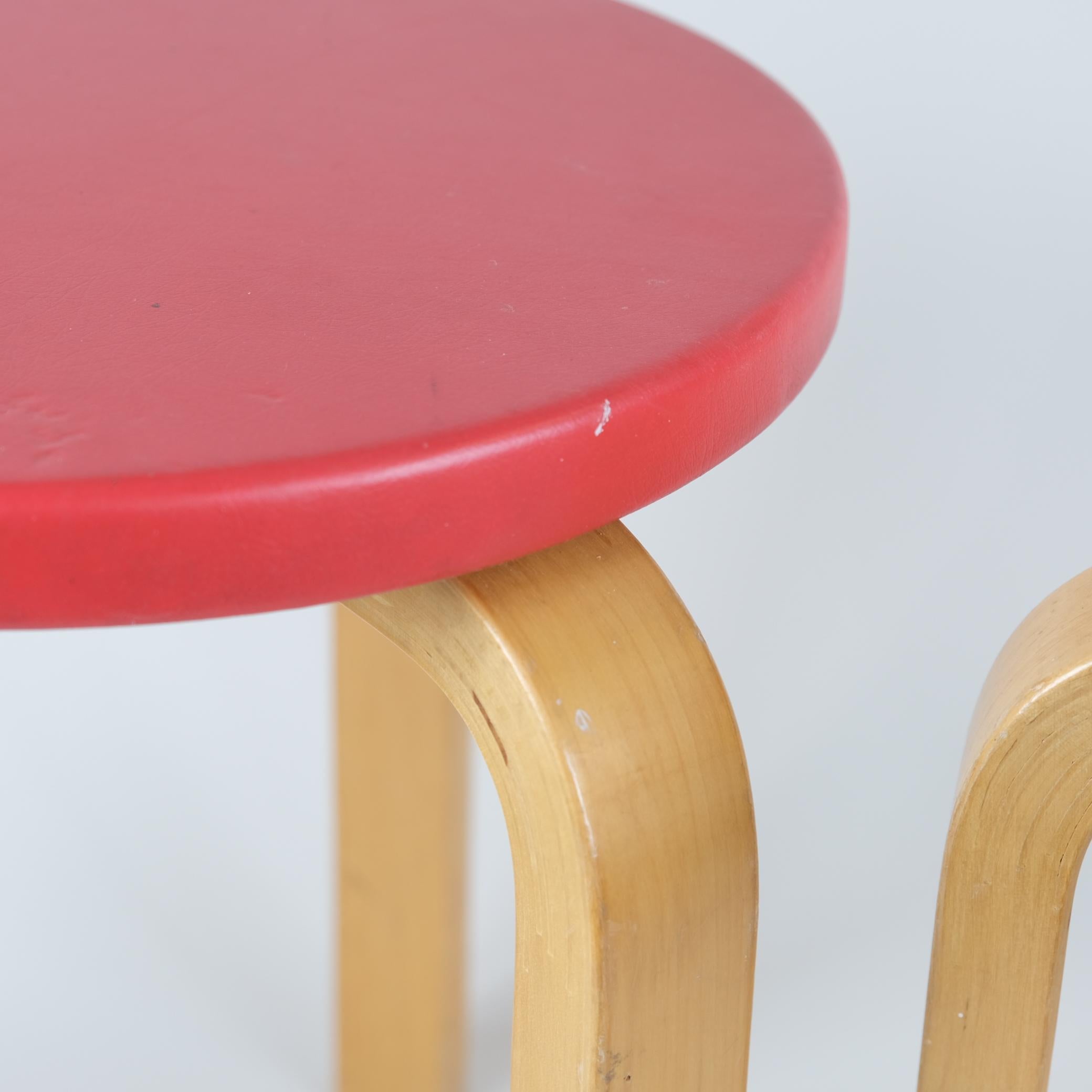 A Pair of Alvar Aalto Stools Model 60, Red Pegamoid Upholstery, Artek 1950s In Good Condition For Sale In Helsinki, FI