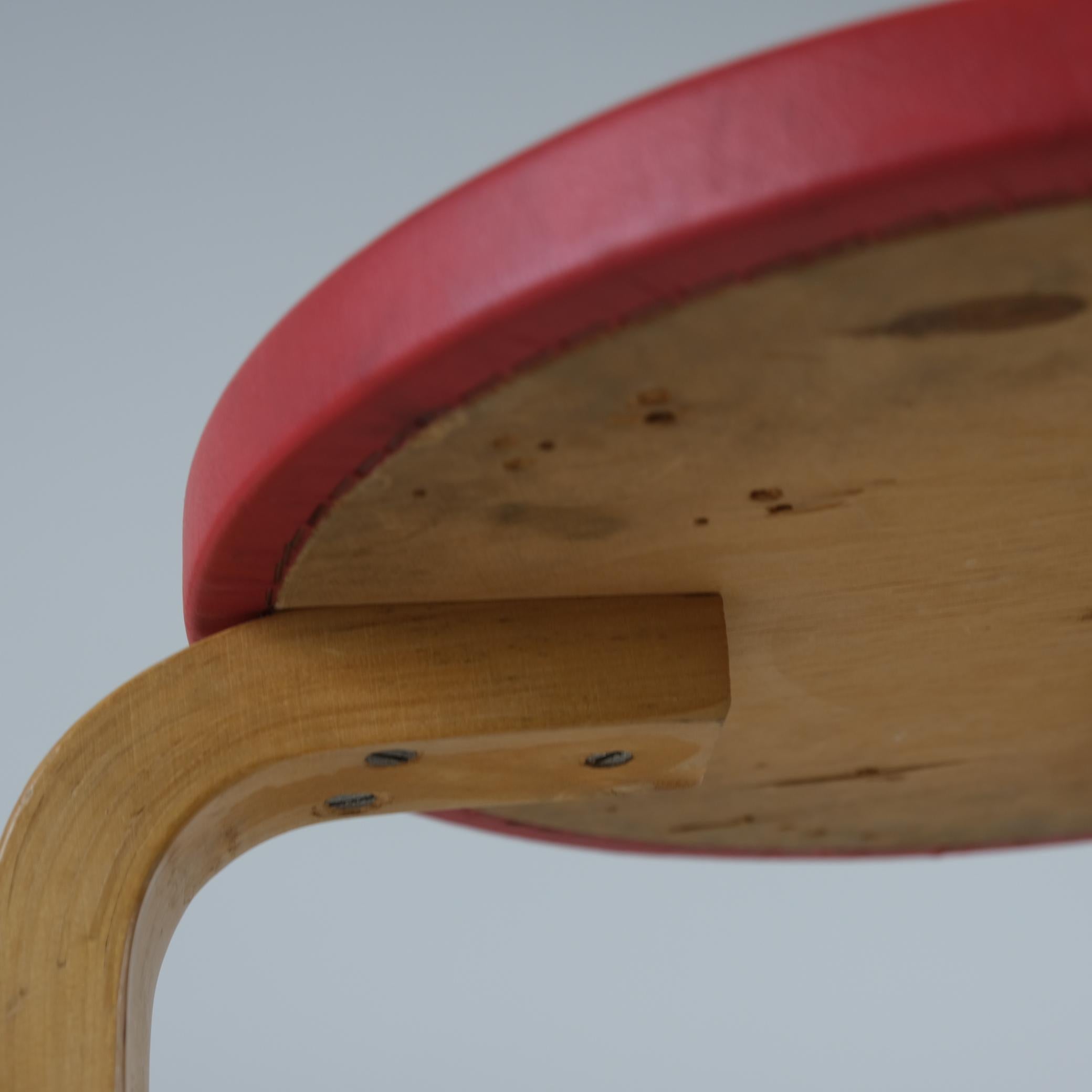 A Pair of Alvar Aalto Stools Model 60, Red Pegamoid Upholstery, Artek 1950s For Sale 2