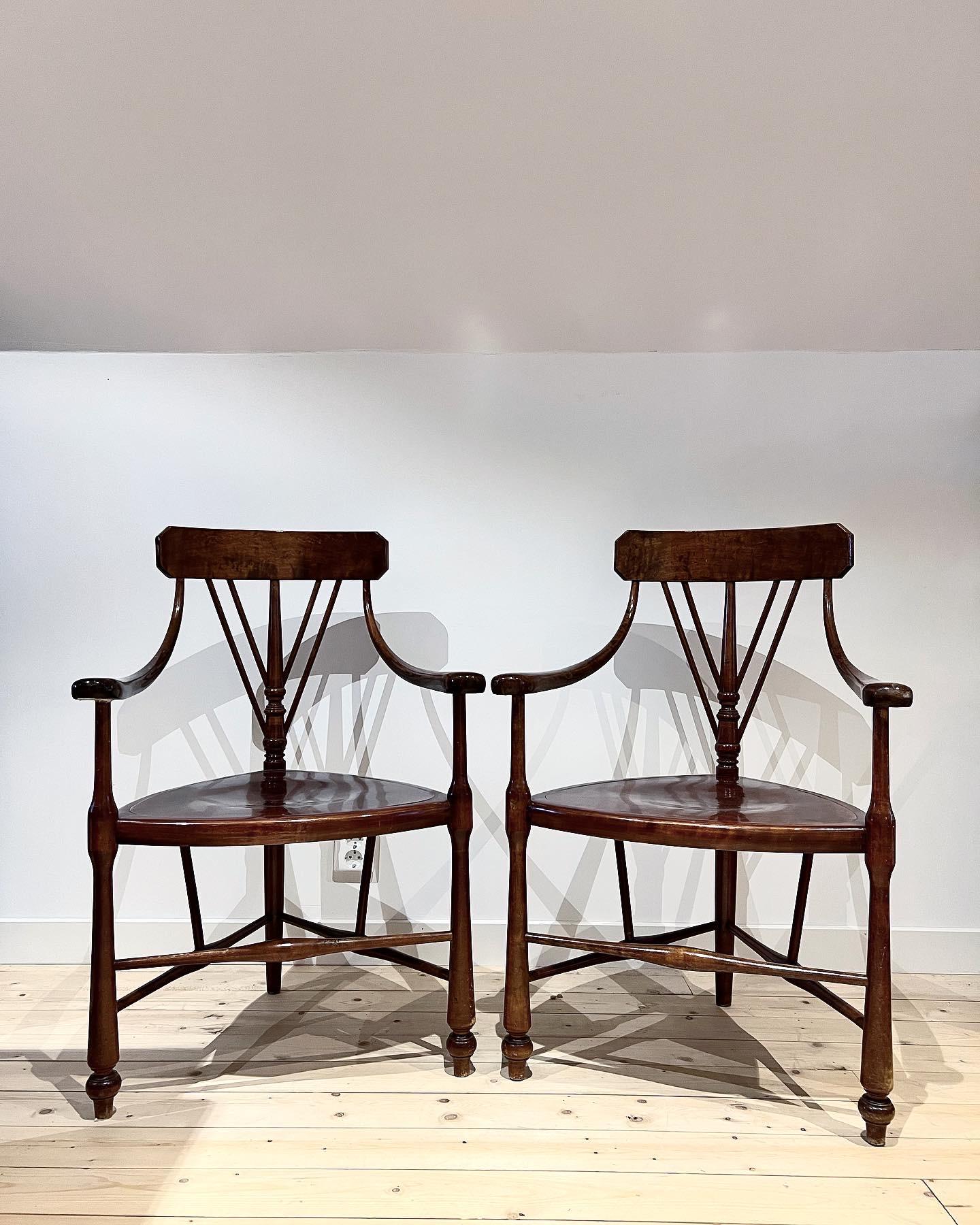 A pair of amazing and rare Windsor-type chairs in stained oak, early 20th Century.
Provenance - Merlo Castle just outside Sundsvall in Sweden. 
Beautiful sculptural shape, unusual model. 

Merlo was bought in 1872 by Fredrik Bünsow (you may