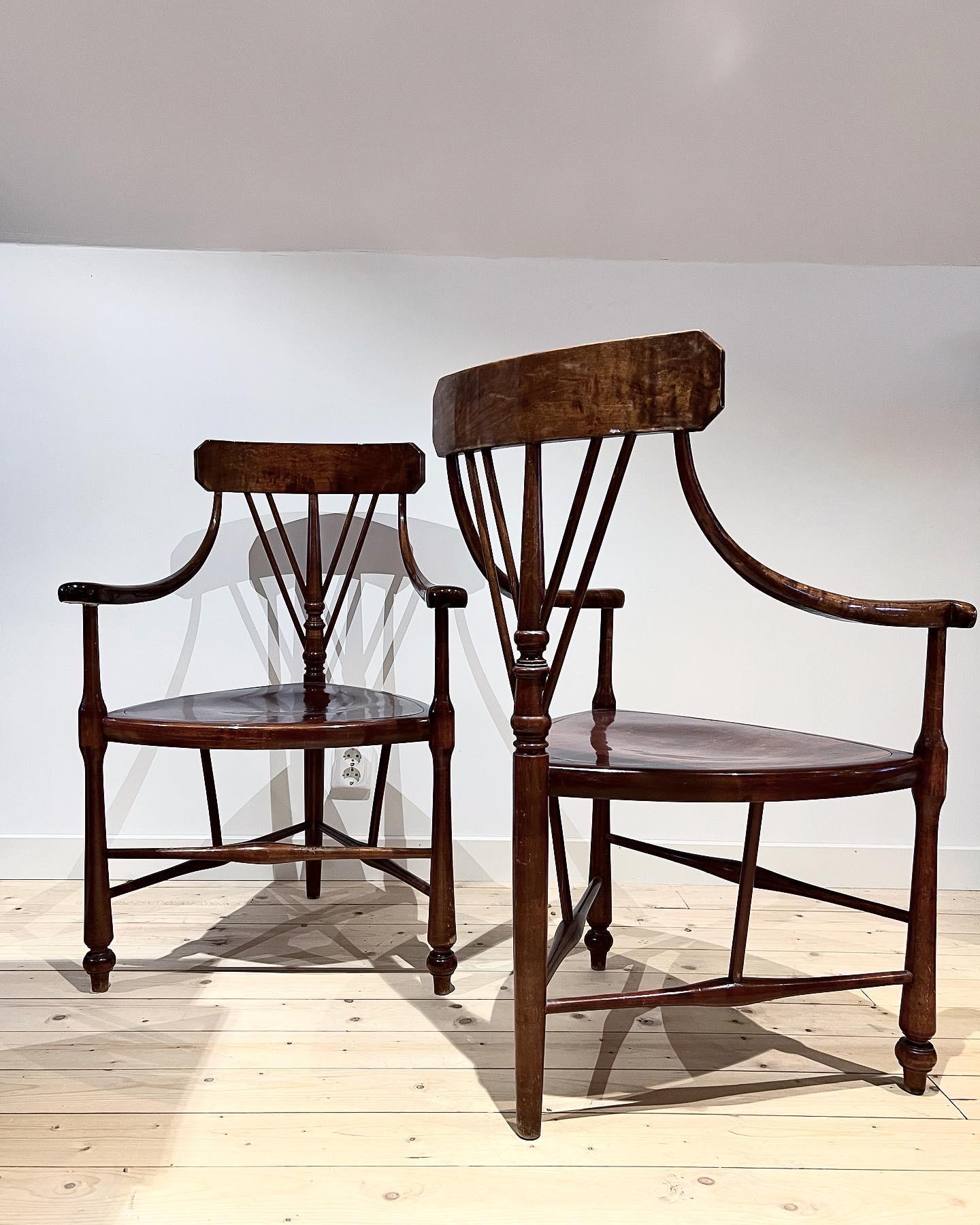 Unknown Pair of Amazing and Rare Windsor-Type Chairs with Provenance For Sale