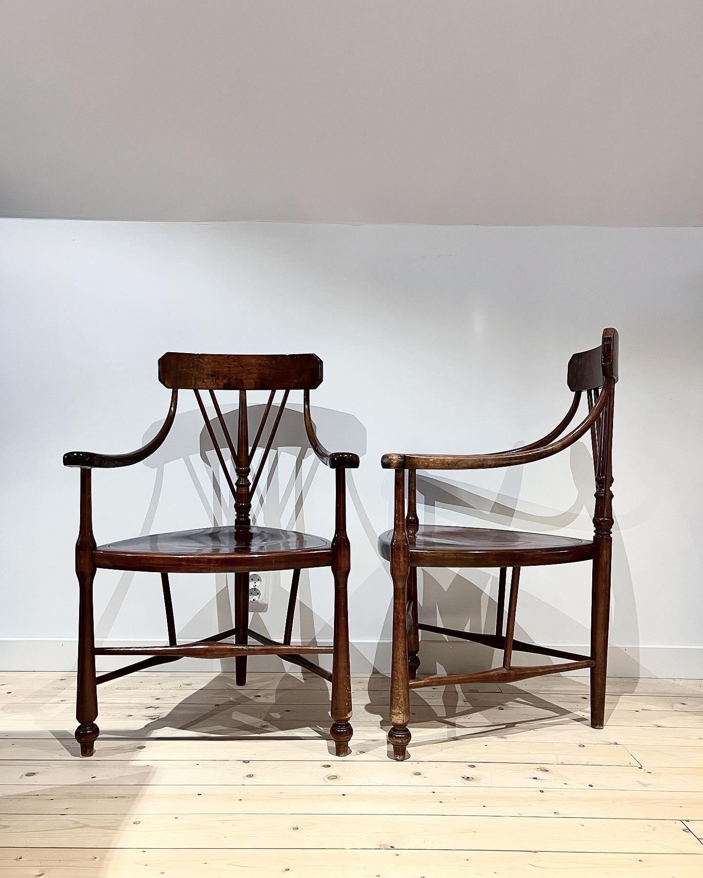 Pair of Amazing and Rare Windsor-Type Chairs with Provenance In Fair Condition For Sale In Örebro, SE