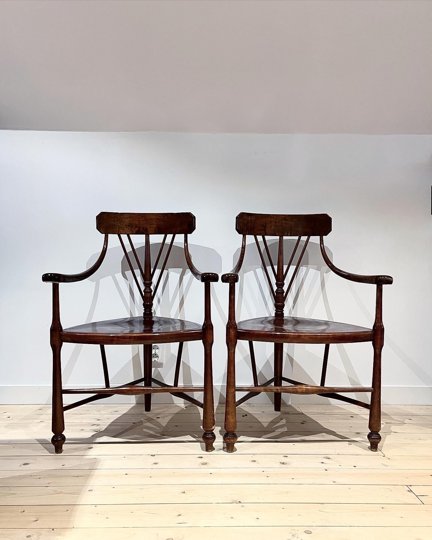 20th Century Pair of Amazing and Rare Windsor-Type Chairs with Provenance For Sale