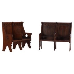 Coppia di panche doppie in rovere intagliato in stile gotico americano, C.1900.