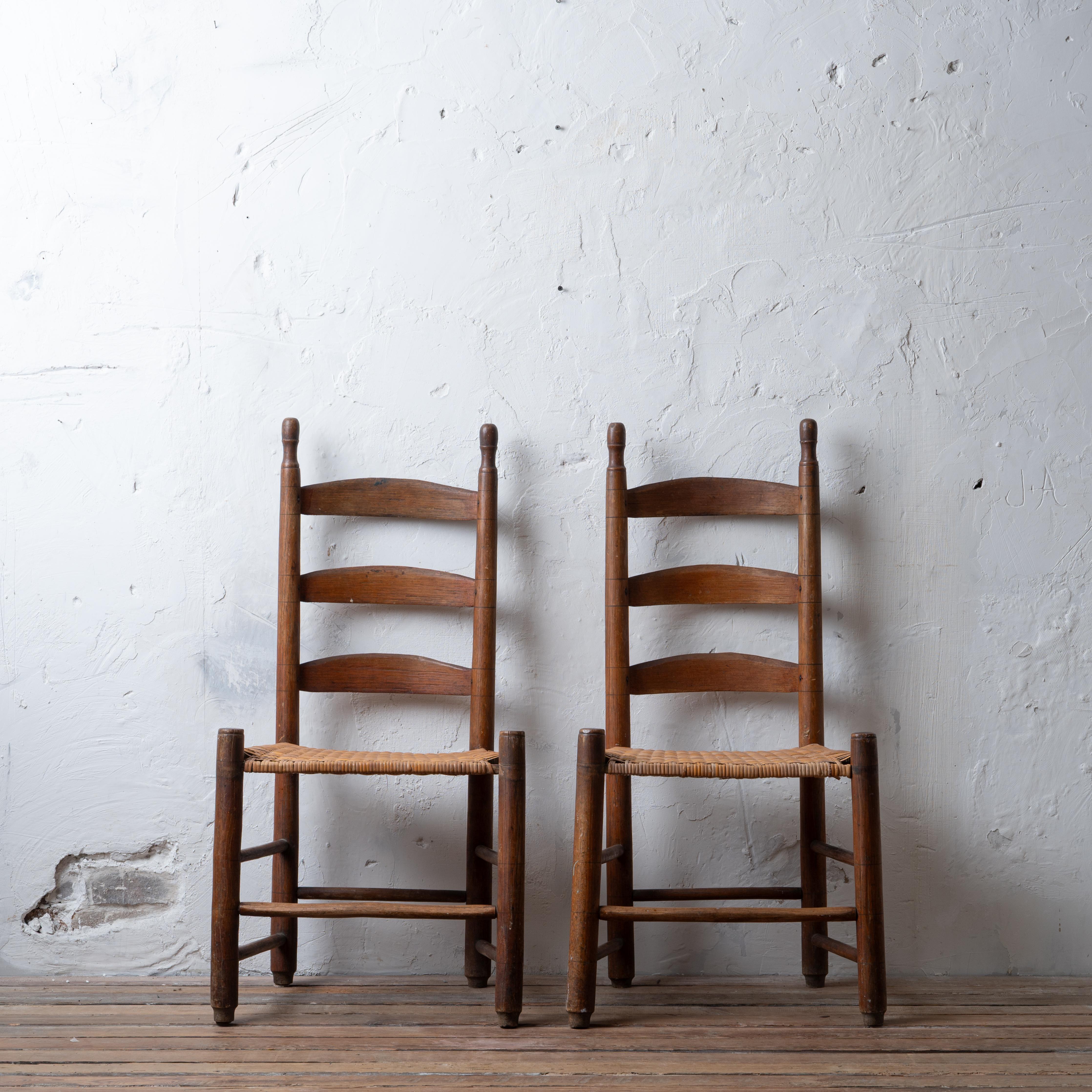 Paire de chaises américaines à dossier en échelle et à fond en rotin, 19e siècle.



20 ¼ pouces de largeur par 16 pouces de profondeur par 37 ½ pouces de hauteur ; hauteur du siège 16 ½ pouces 



