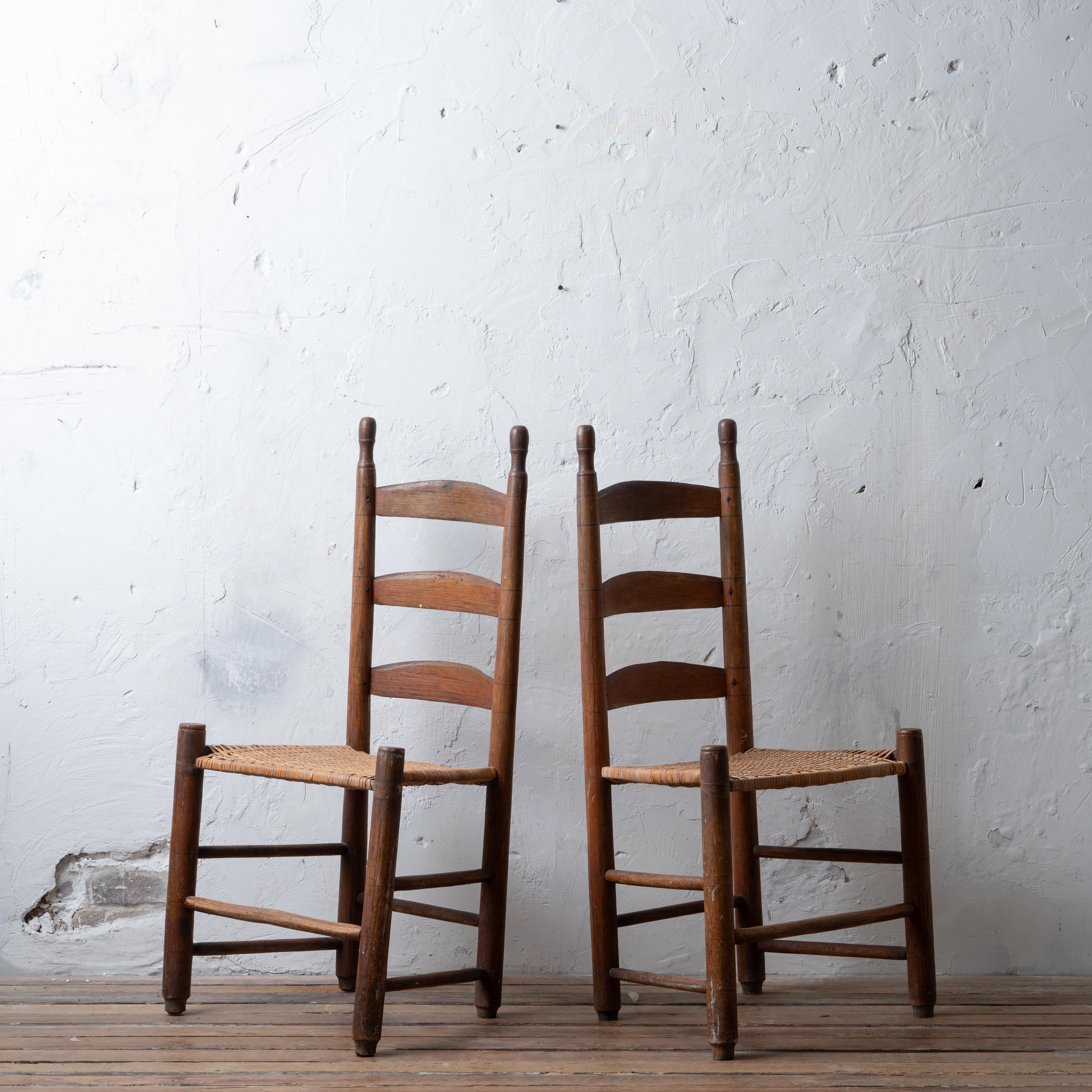 Américain Paire de chaises américaines à dossier en échelle, 19e siècle en vente