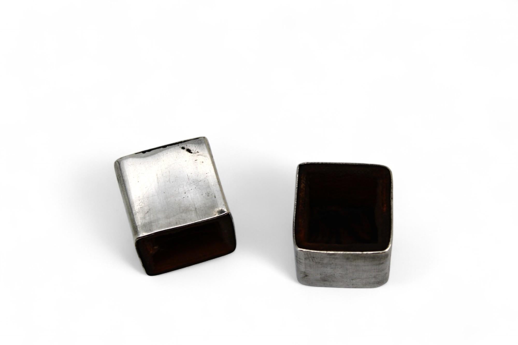 Pareja de estuches de tefilín americanos en miniatura de plata, circa 1900 Grabado en venta