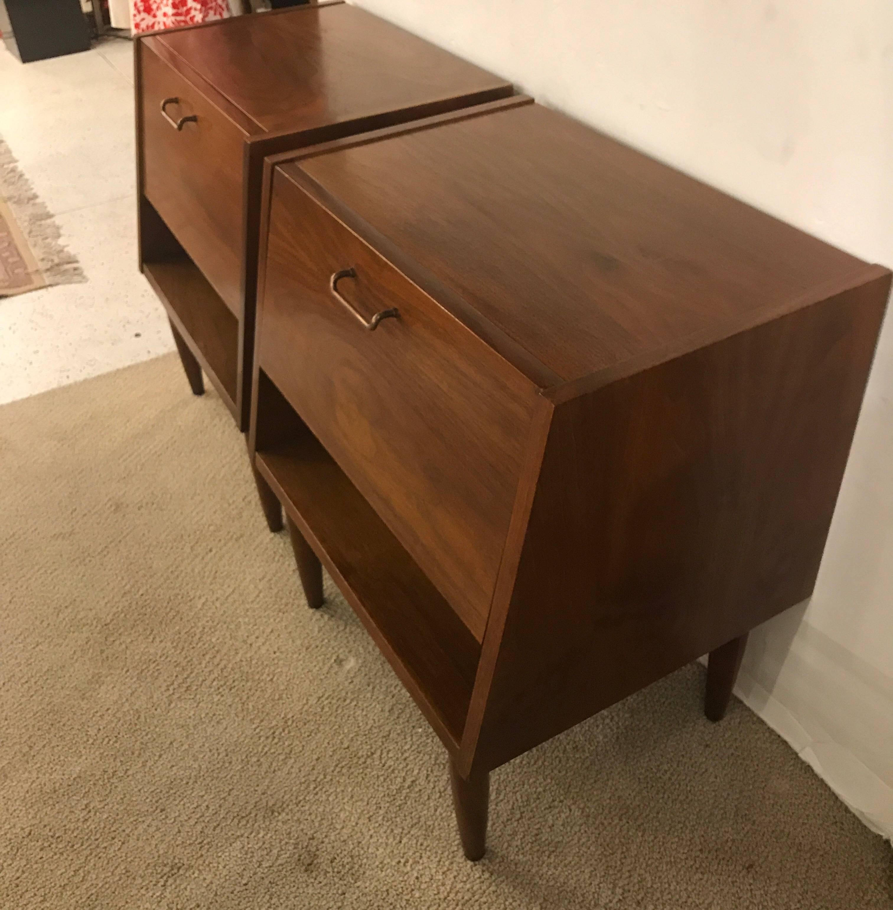 Mid-Century Modern Pair of American of Martinsville Midcentury Nightstands