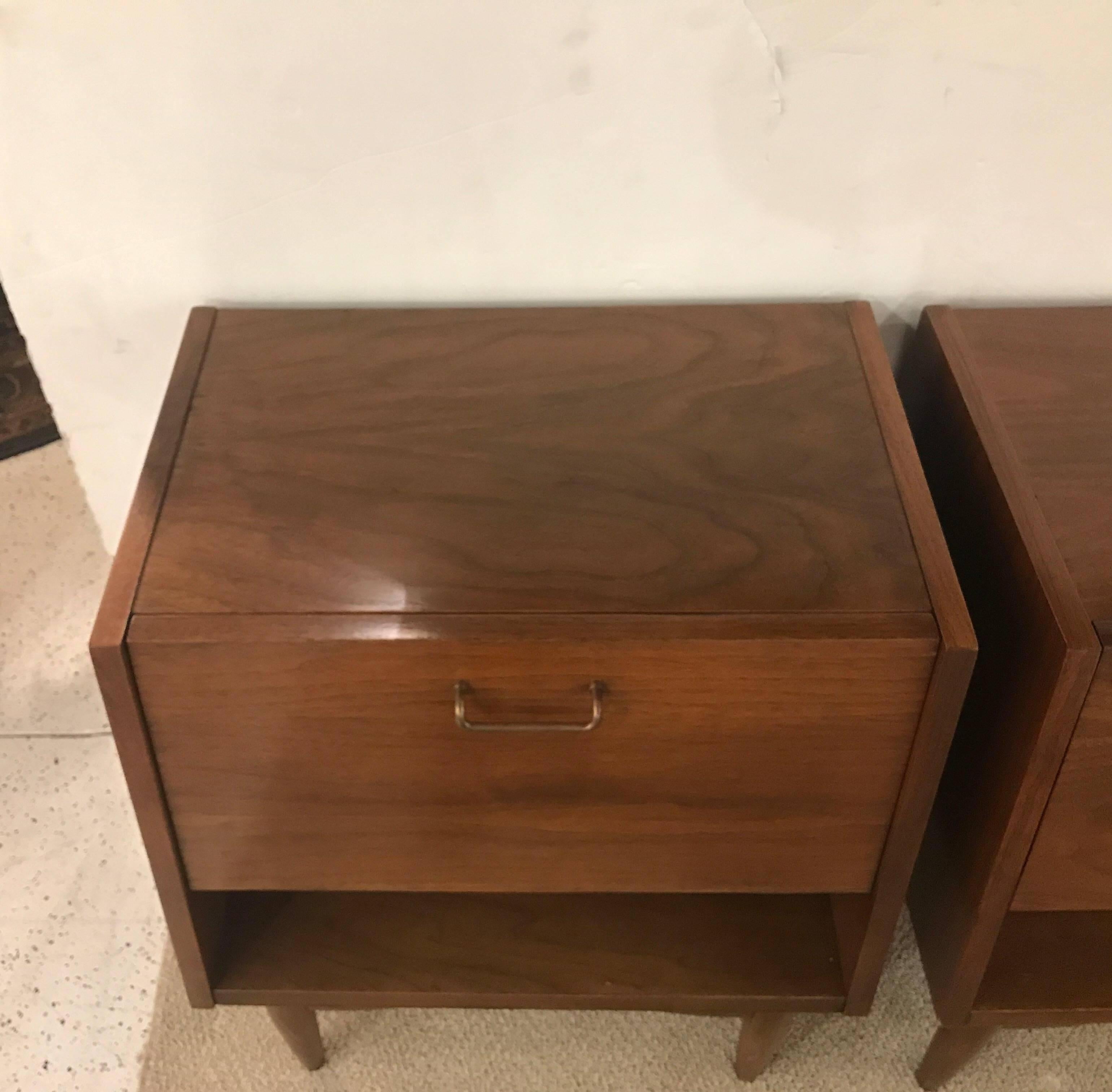 Pair of American of Martinsville Midcentury Nightstands In Excellent Condition In Lambertville, NJ