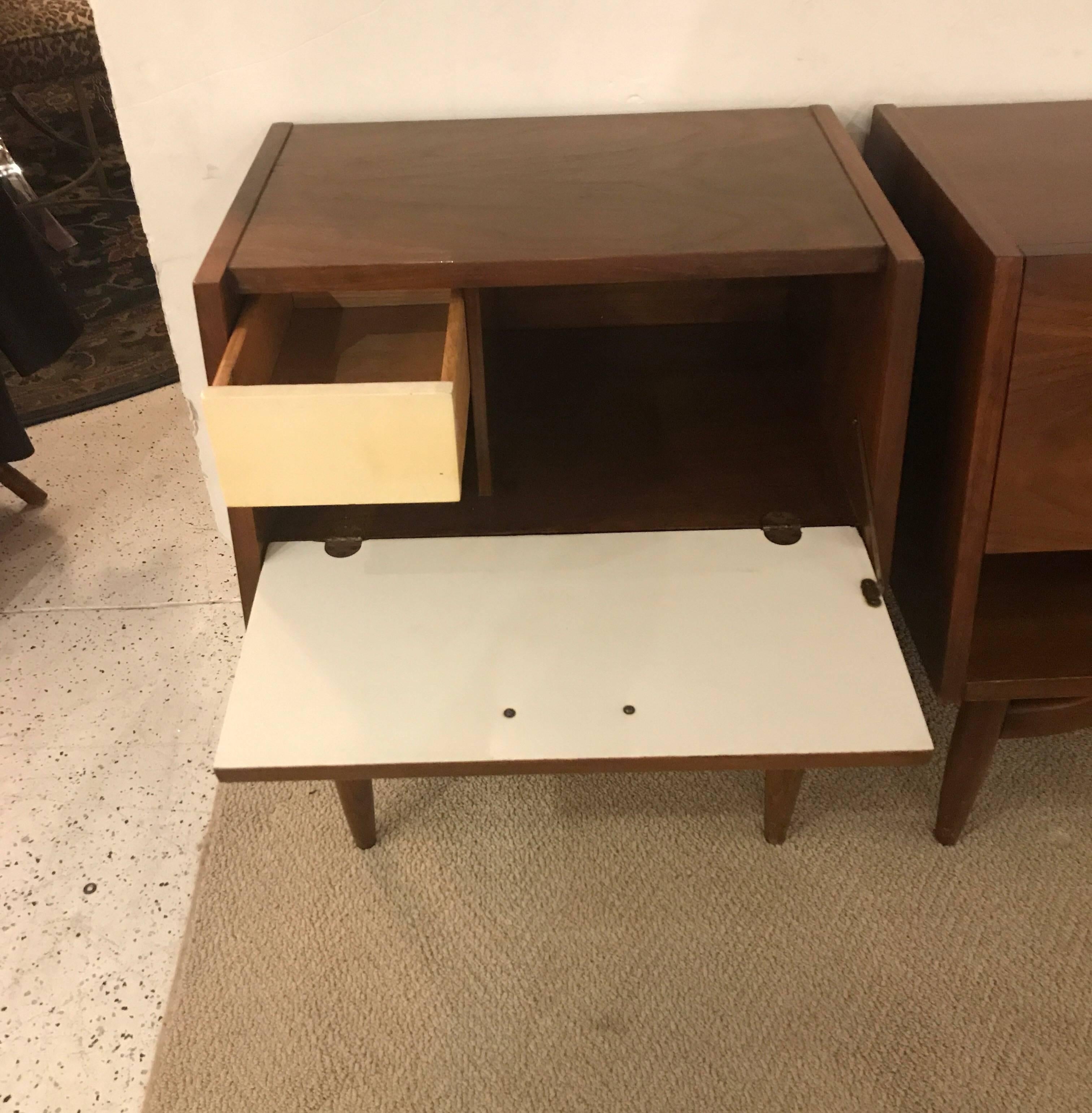 Mid-20th Century Pair of American of Martinsville Midcentury Nightstands