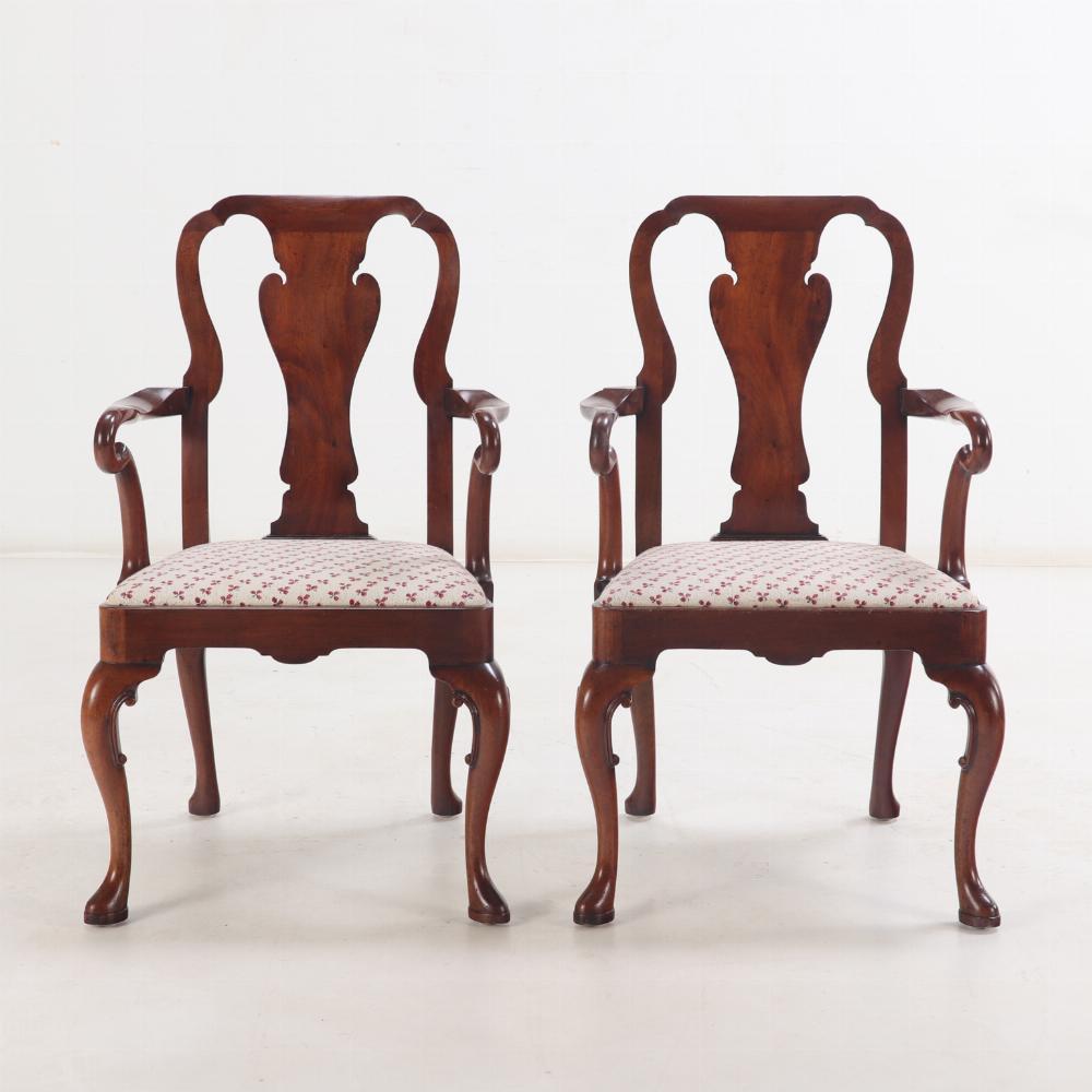 Queste sedie hanno un design tradizionale del XVIII secolo con creste sagomate e stecche centrali, braccioli a collo d'oca e gambe cabriole. Sono in ottime condizioni originali e daranno un aspetto elegante al tuo salotto, alla biblioteca o alla